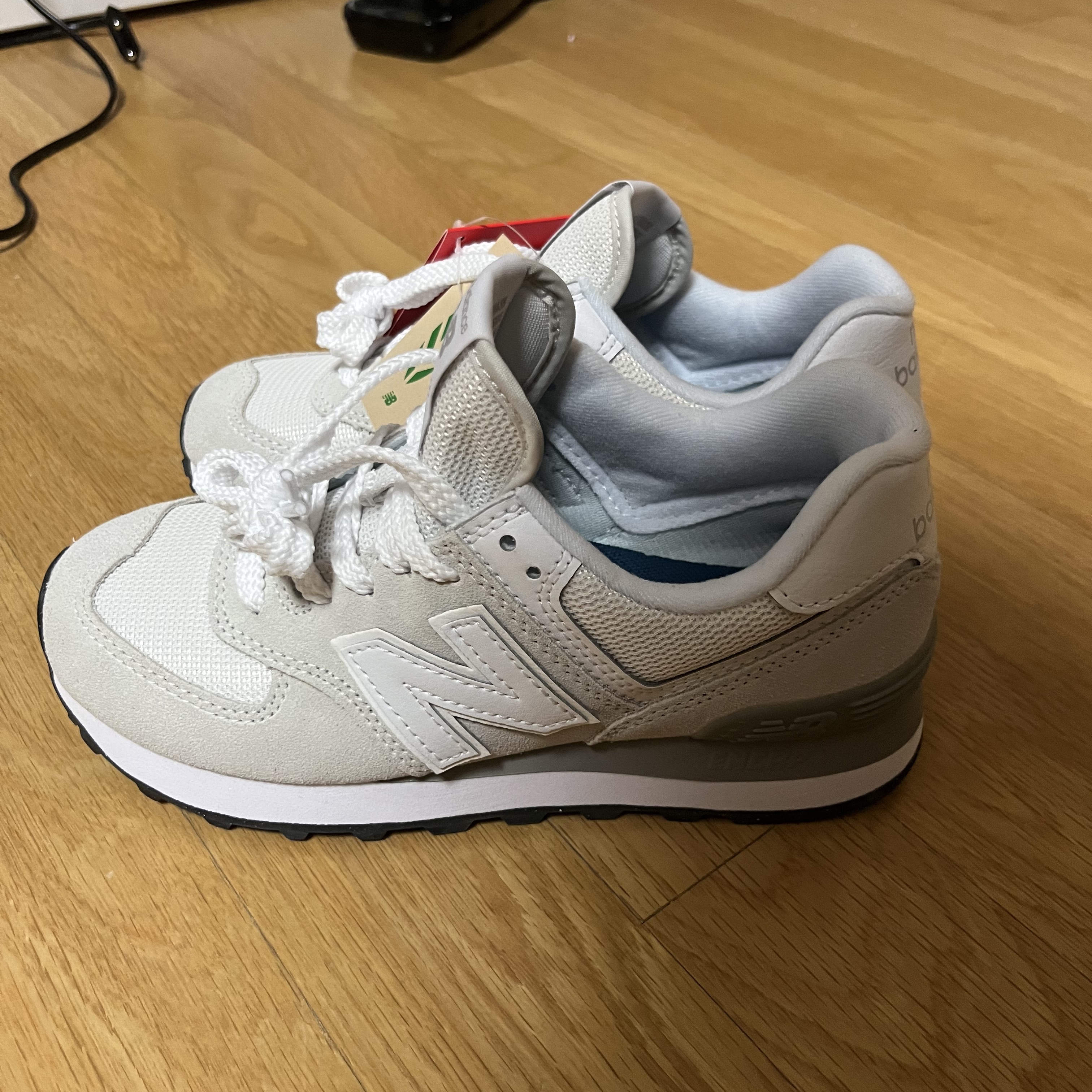 (W) New Balance 574 Ivory - B Standard 착용 스타일 - 1