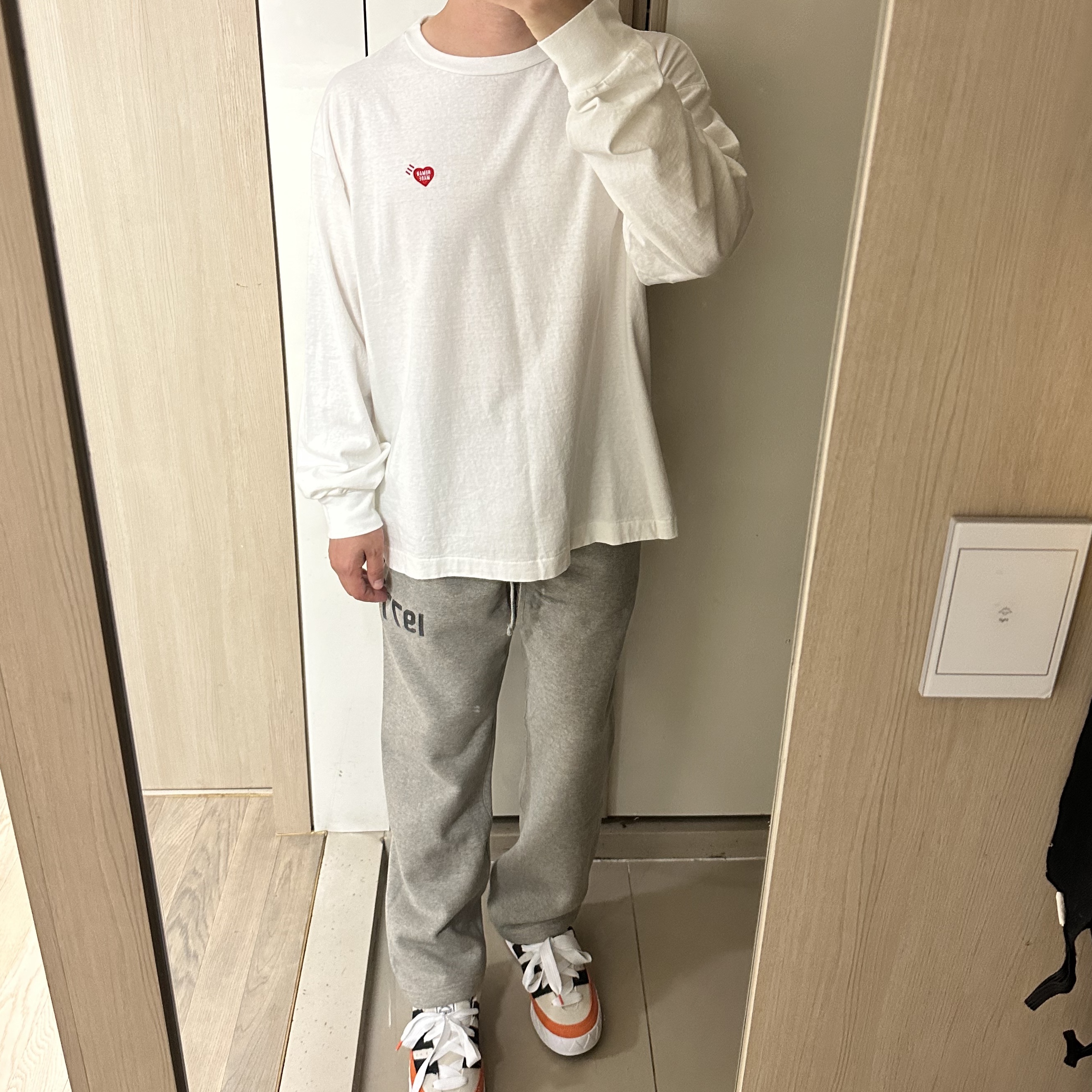 Essentials 1977 Relaxed Sweatpants Dark Oatmeal - 22SS, Human Made Graphic L/S T-Shirt #3 White 착용 스타일 - 1