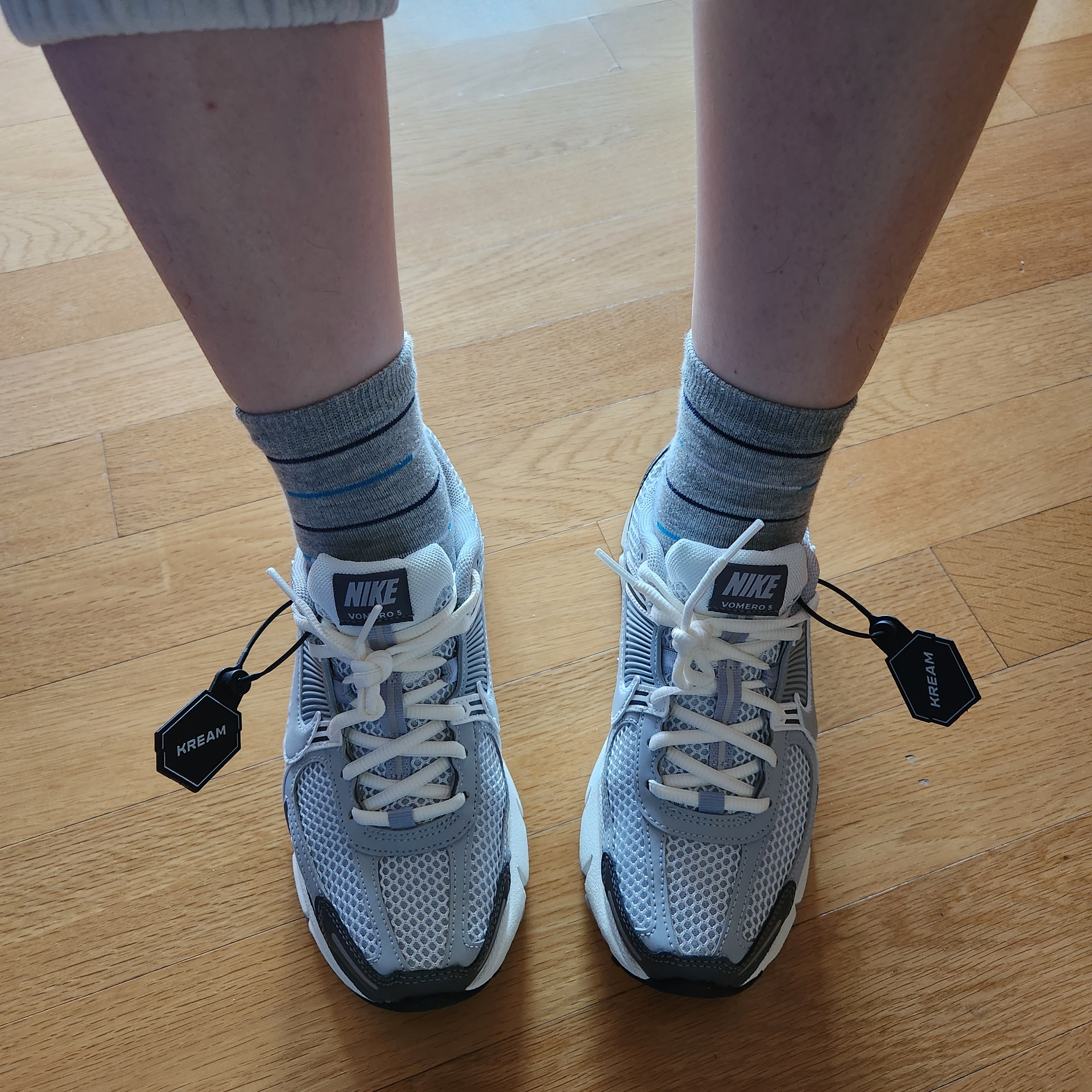 (W) Nike Zoom Vomero 5 Pure Platinum Metallic Silver 착용 스타일