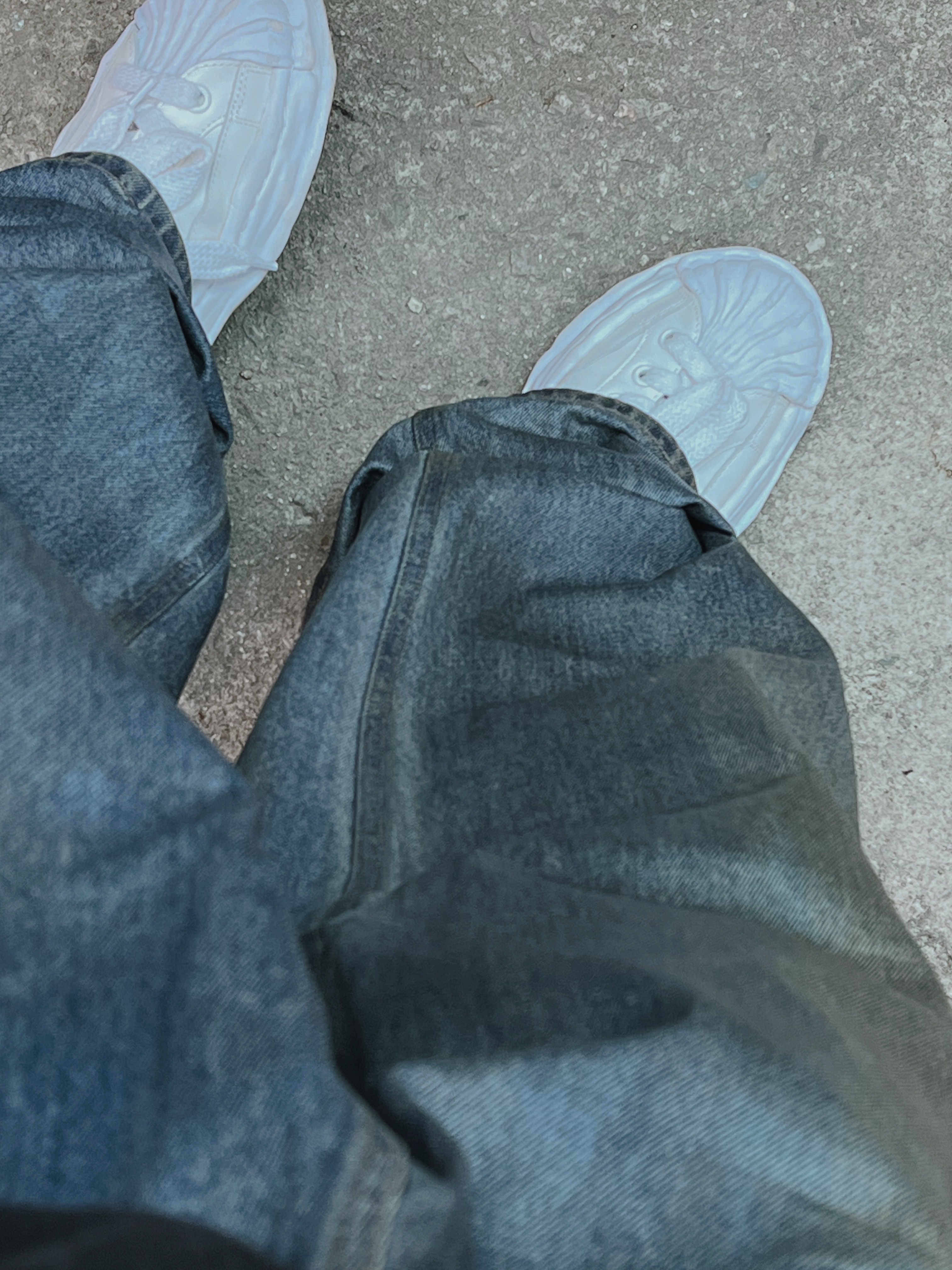 Maison Mihara Yasuhiro Blakey OG Sole Leather Low-top Sneakers White, Project G/R Coated Backward Denim Pants Blue 착용 스타일 - 2