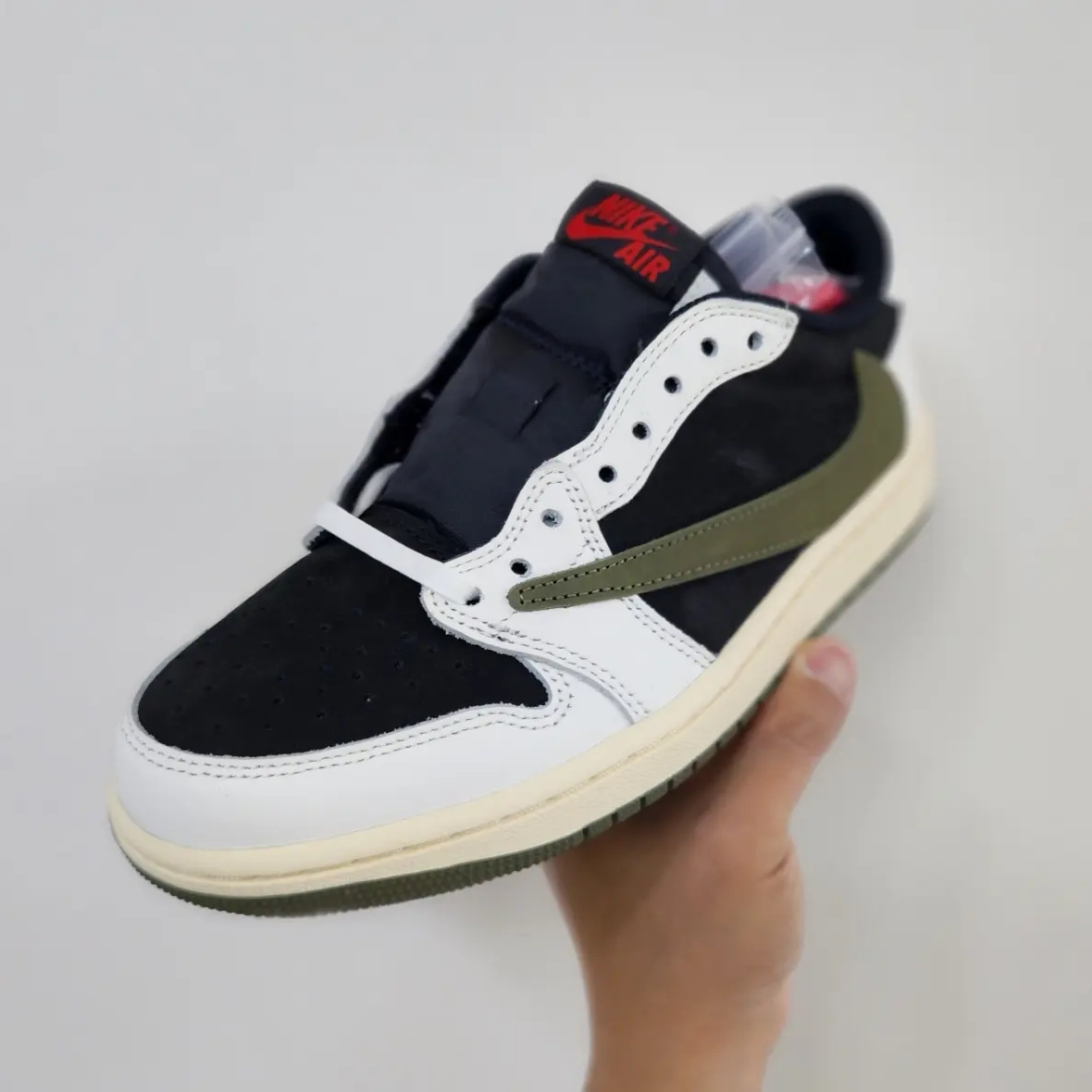 (W) Jordan 1 x Travis Scott Retro Low OG SP Medium Olive 착용 스타일 - 1