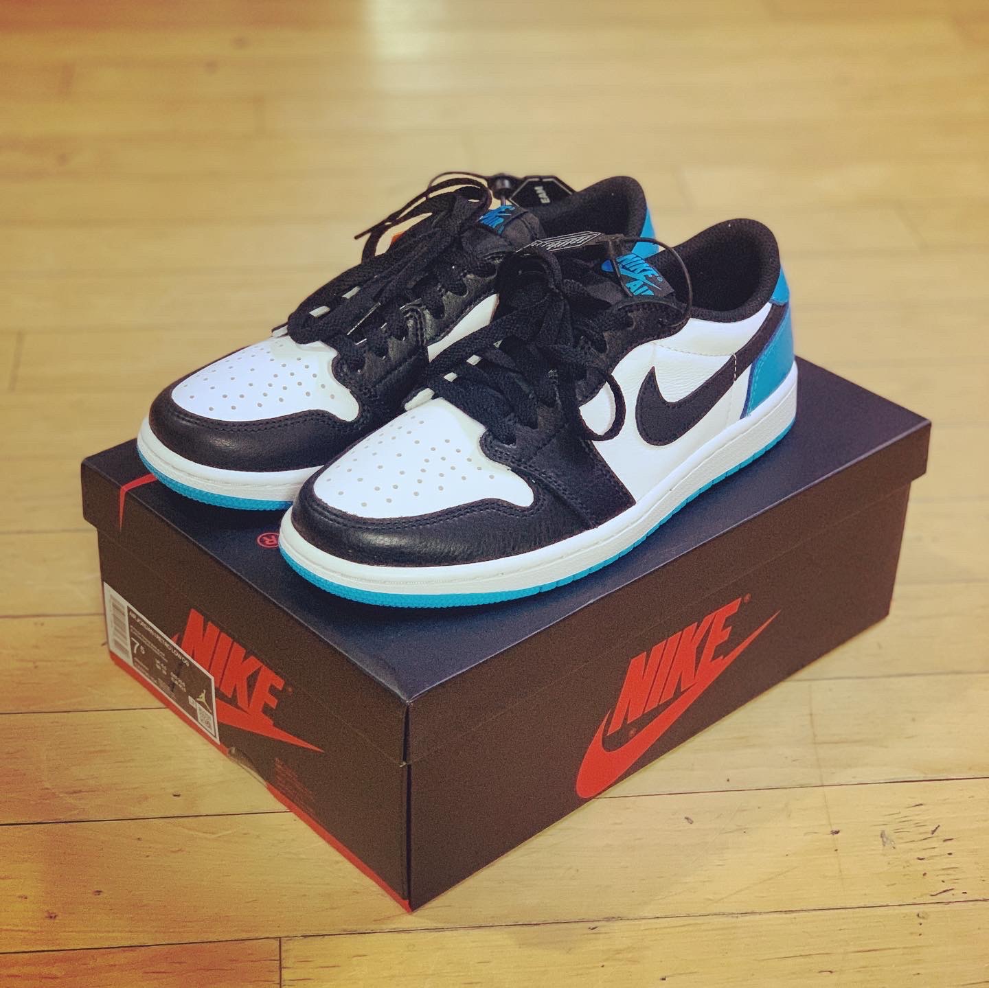 Jordan 1 Retro Low OG Black and Dark Powder Blue 착용 스타일 - 1