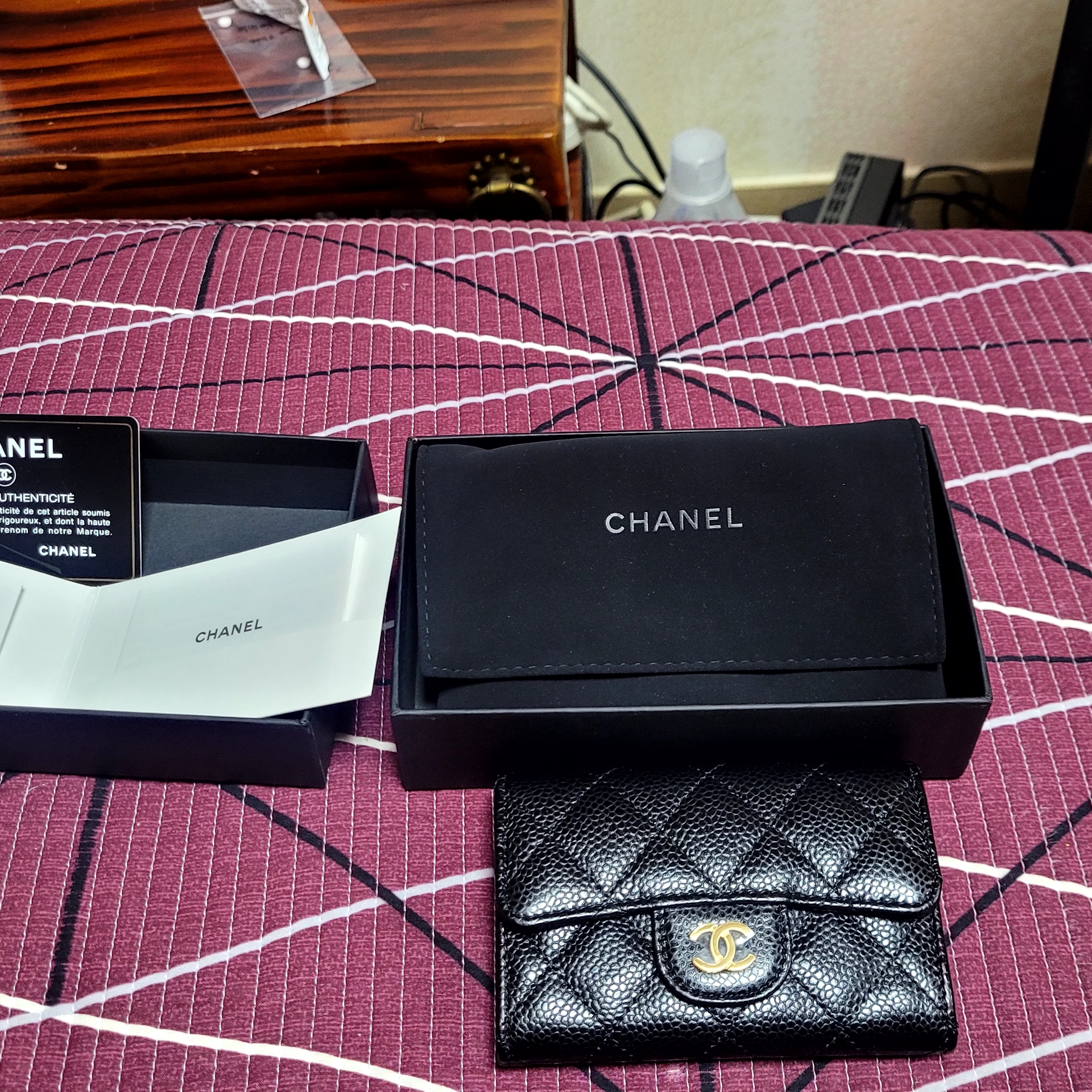Chanel Classic Card Holder Grained Calfskin & Gold Black 착용 스타일