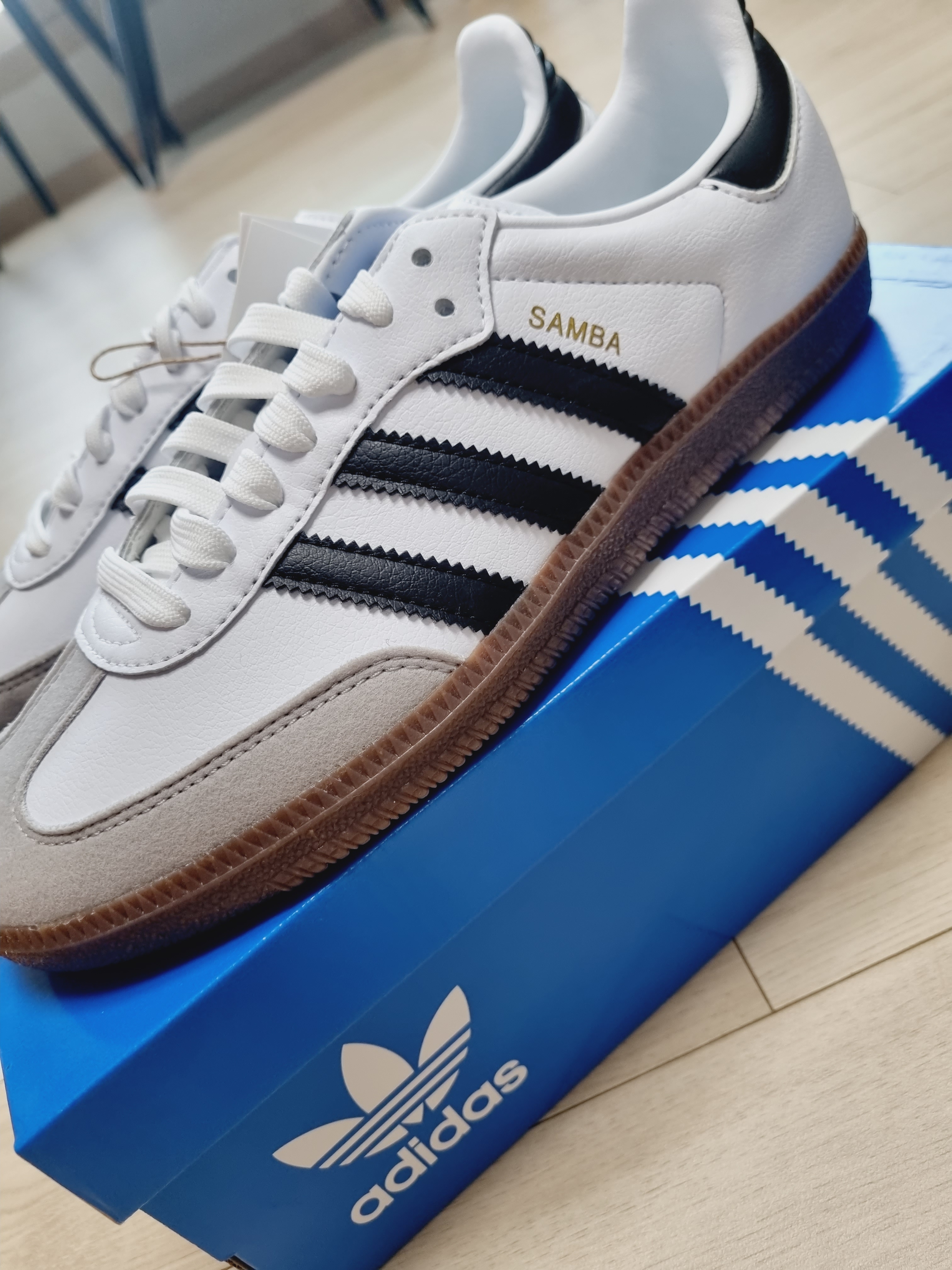 Adidas Samba Vegan Black White, COS Quilted Mini Bag Pink 착용 스타일 - 5