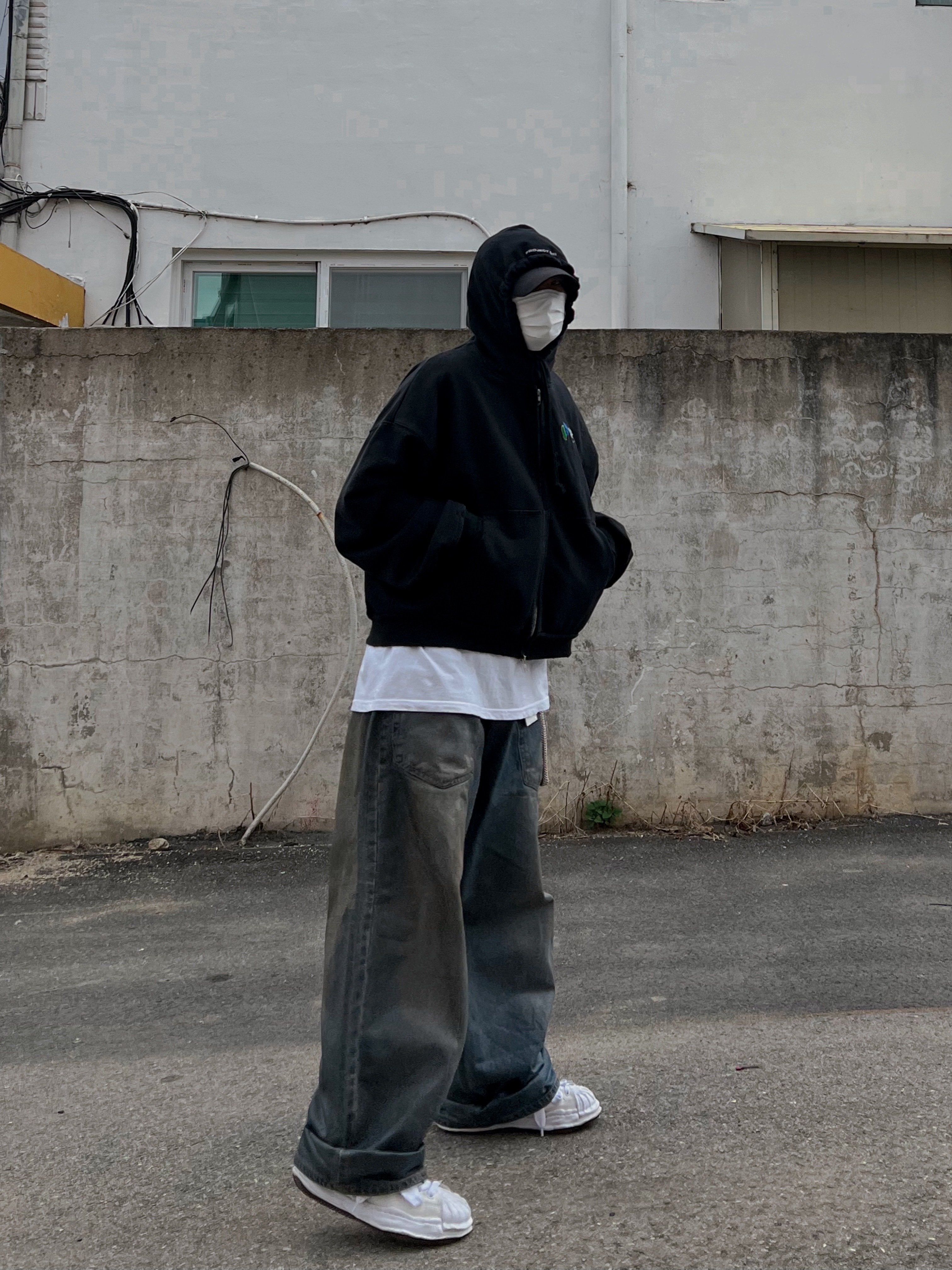 Maison Mihara Yasuhiro Blakey OG Sole Leather Low-top Sneakers White, Project G/R Coated Backward Denim Pants Blue 착용 스타일 - 1