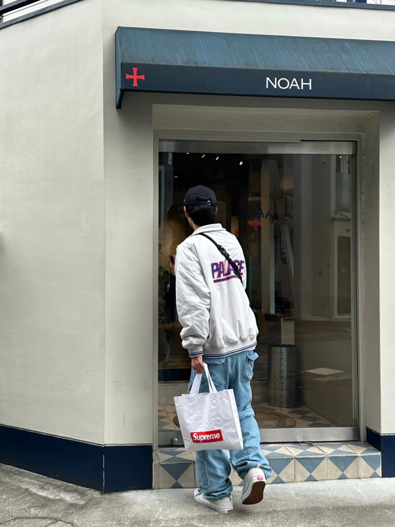 Palace Reversible Quilted Sports Bomber Grey - 23SS, Supreme Zip-Off Utility Pants Denim - 21FW 착용 스타일 - 1
