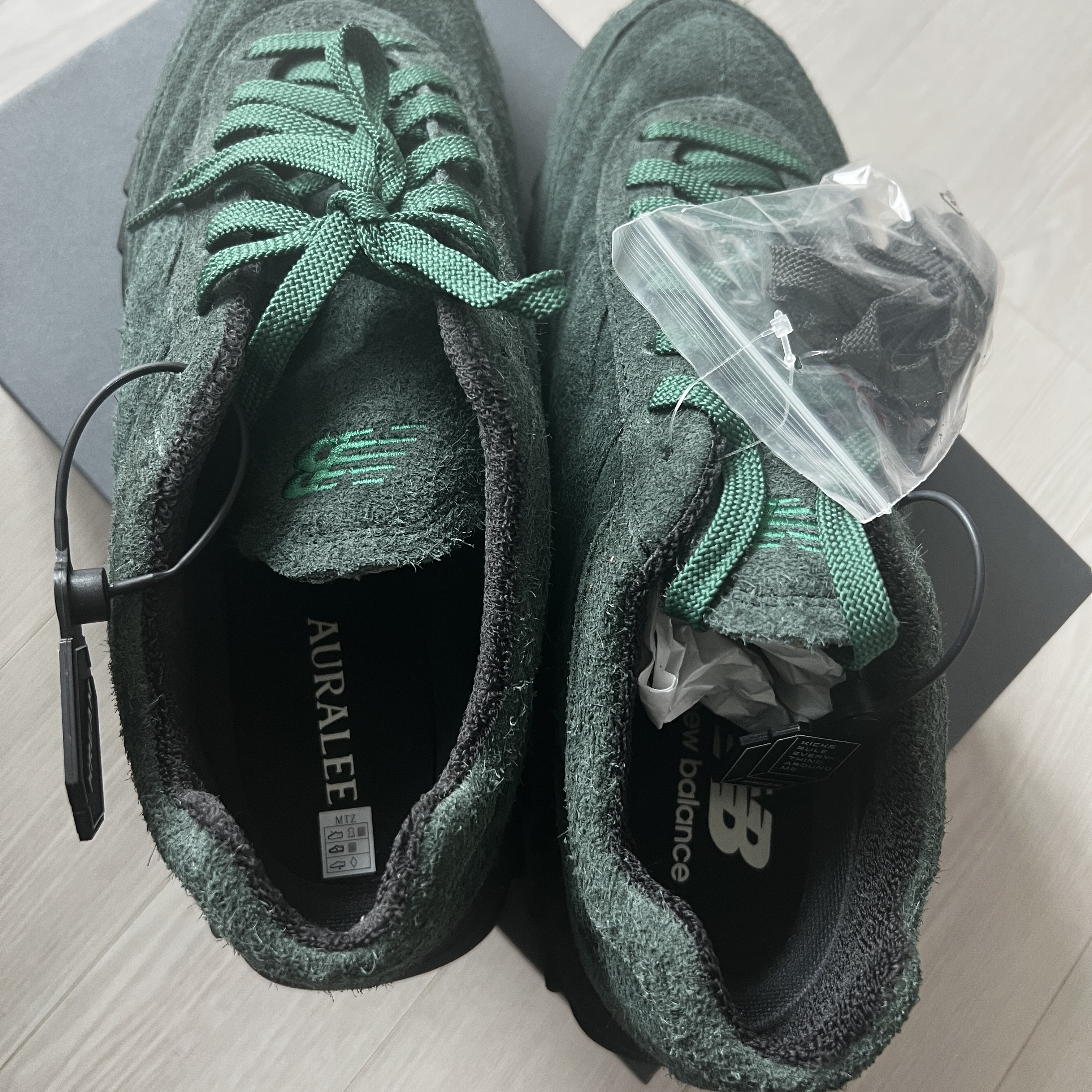New Balance x Auralee RC30 Hunter Green 착용 스타일 - 3