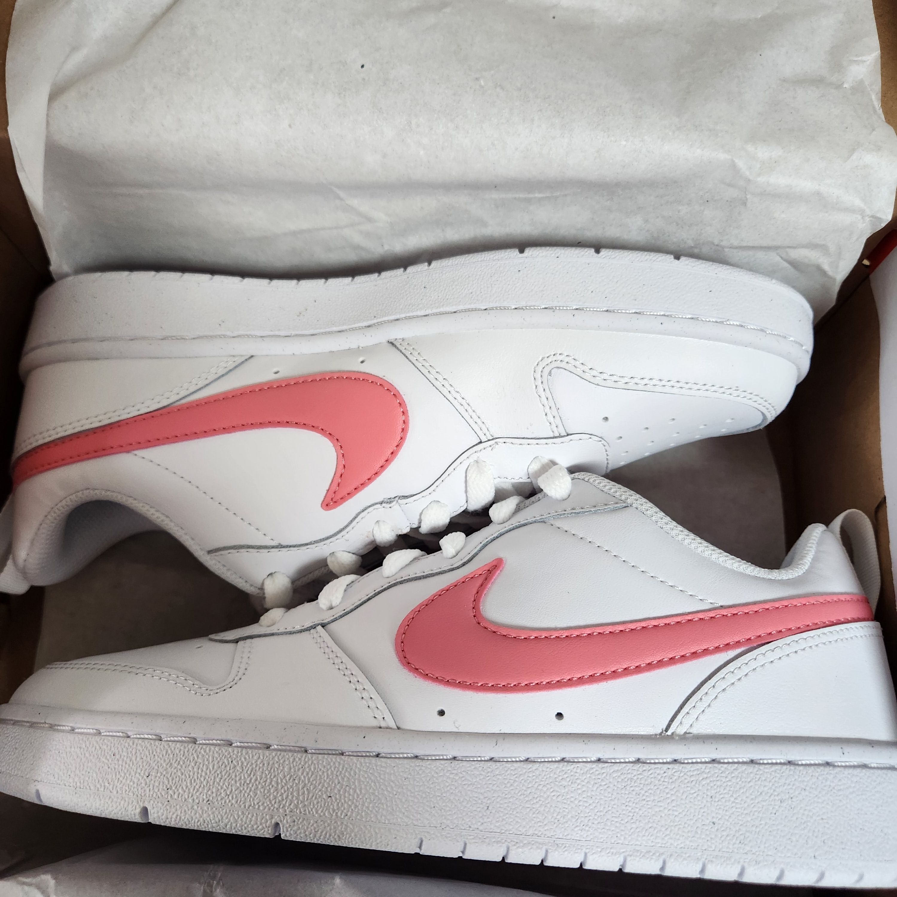(GS) Nike Court Borough Low 2 SE White Coral Chalk 착용 스타일 - 1