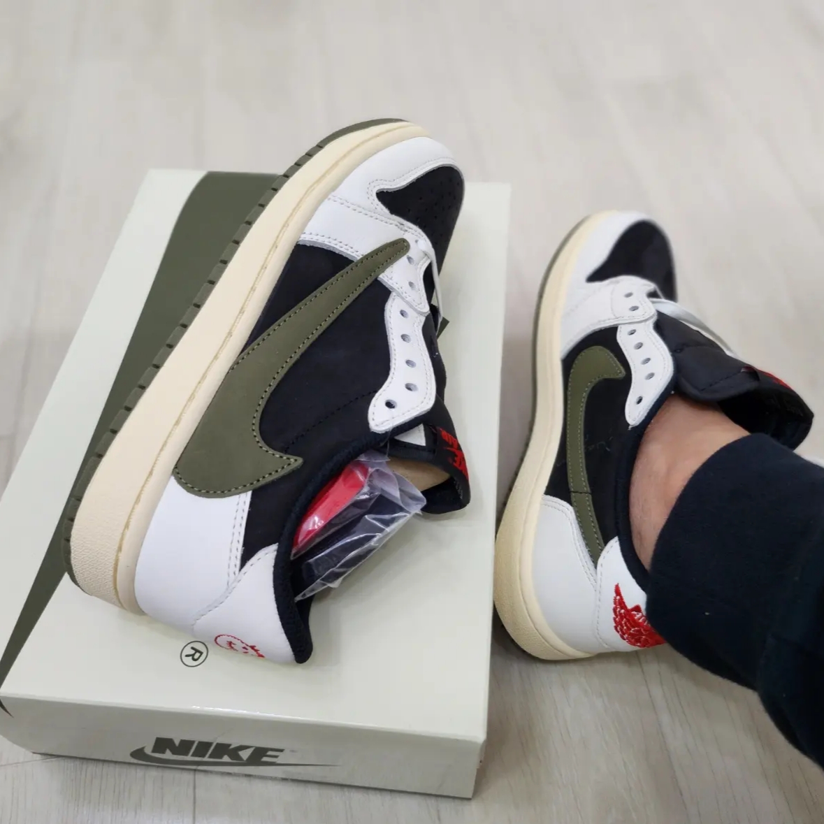 (W) Jordan 1 x Travis Scott Retro Low OG SP Medium Olive 착용 스타일 - 5