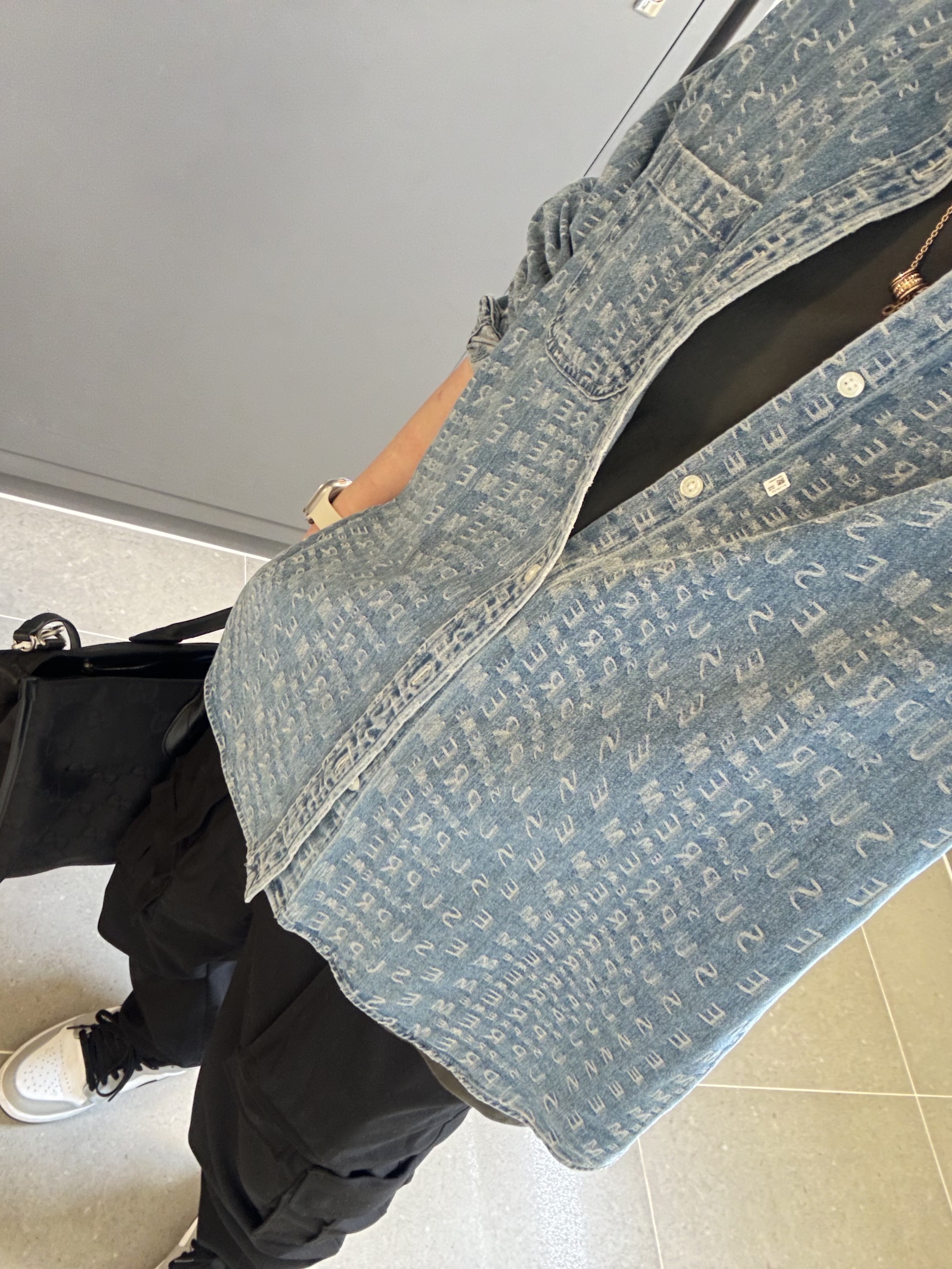 Supreme Arc Jacquard Denim Shirt Blue - 22SS, Jordan 1 Low Light Smoke Grey 착용 스타일 - 2