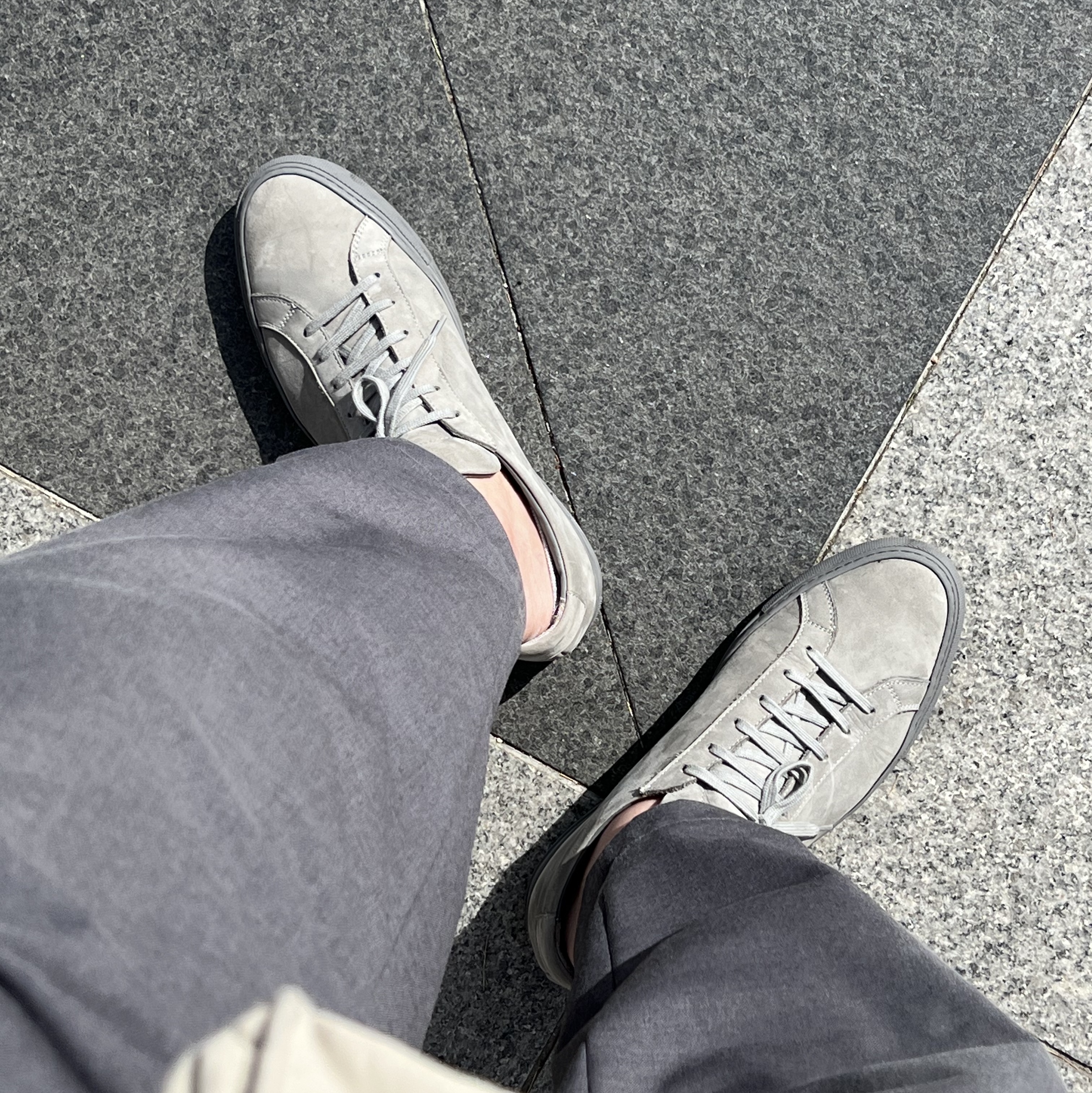 Common Project Original Achilles Low Suede Black 착용 스타일 - 2