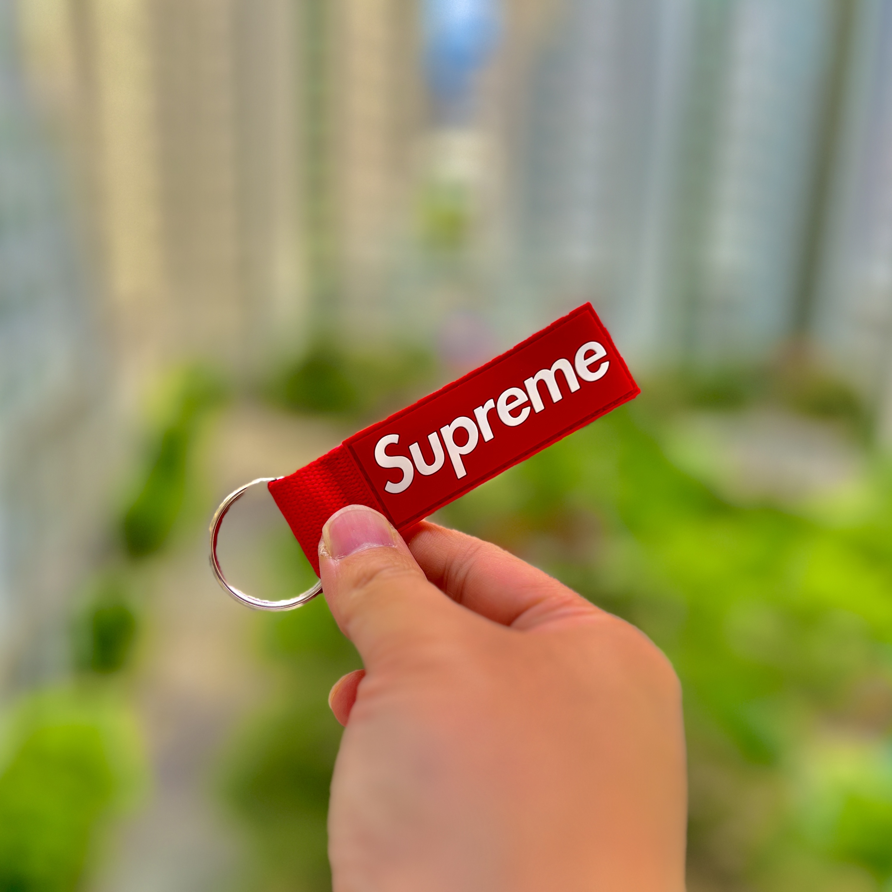 Supreme Webbing Keychain Red - 23SS 착용 스타일 - 1