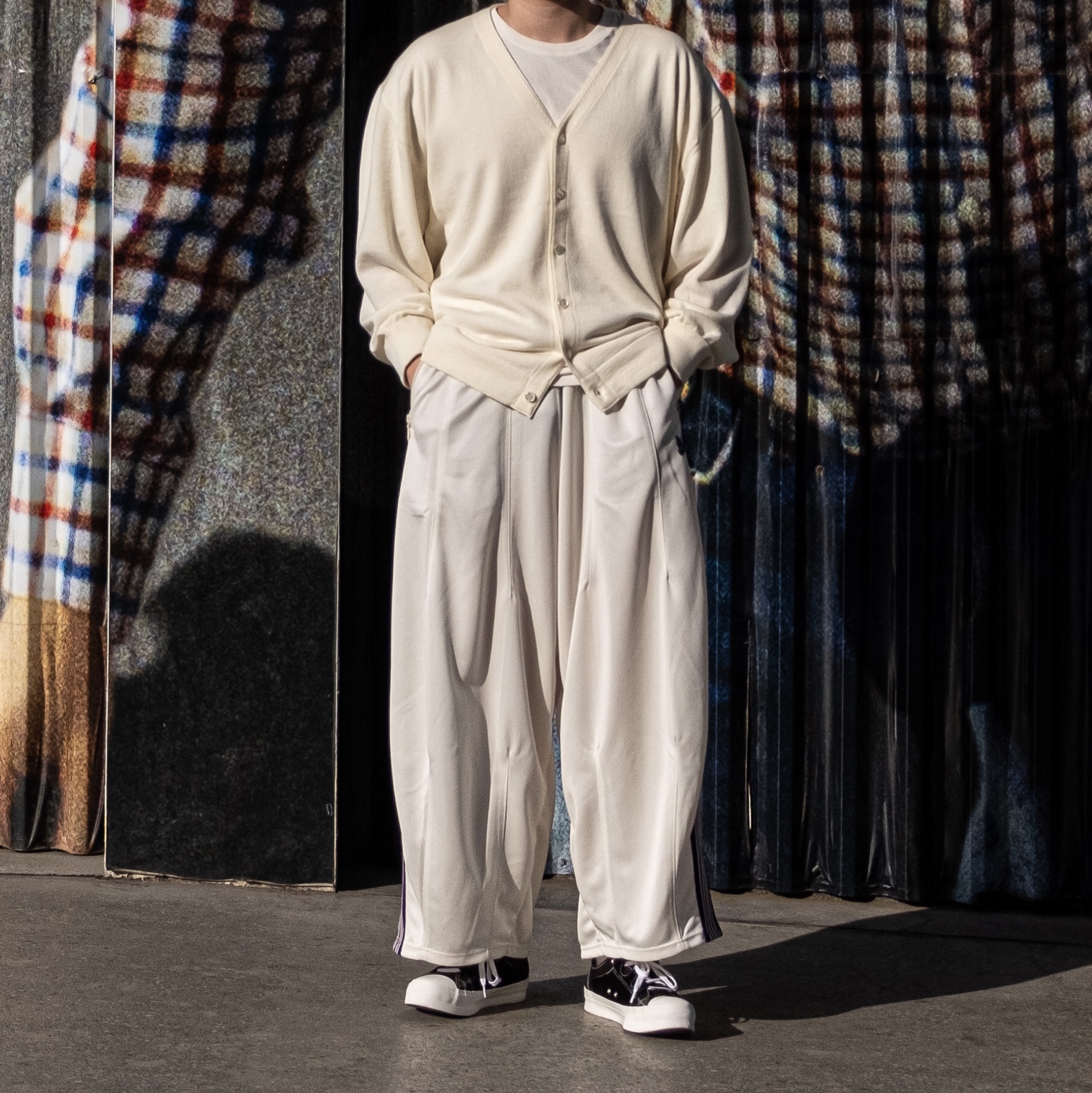 Needles H.D. Track Pants Poly Smooth Ice White, Needles Asymmetric Ghillie Sneakers Black 착용 스타일 - 2