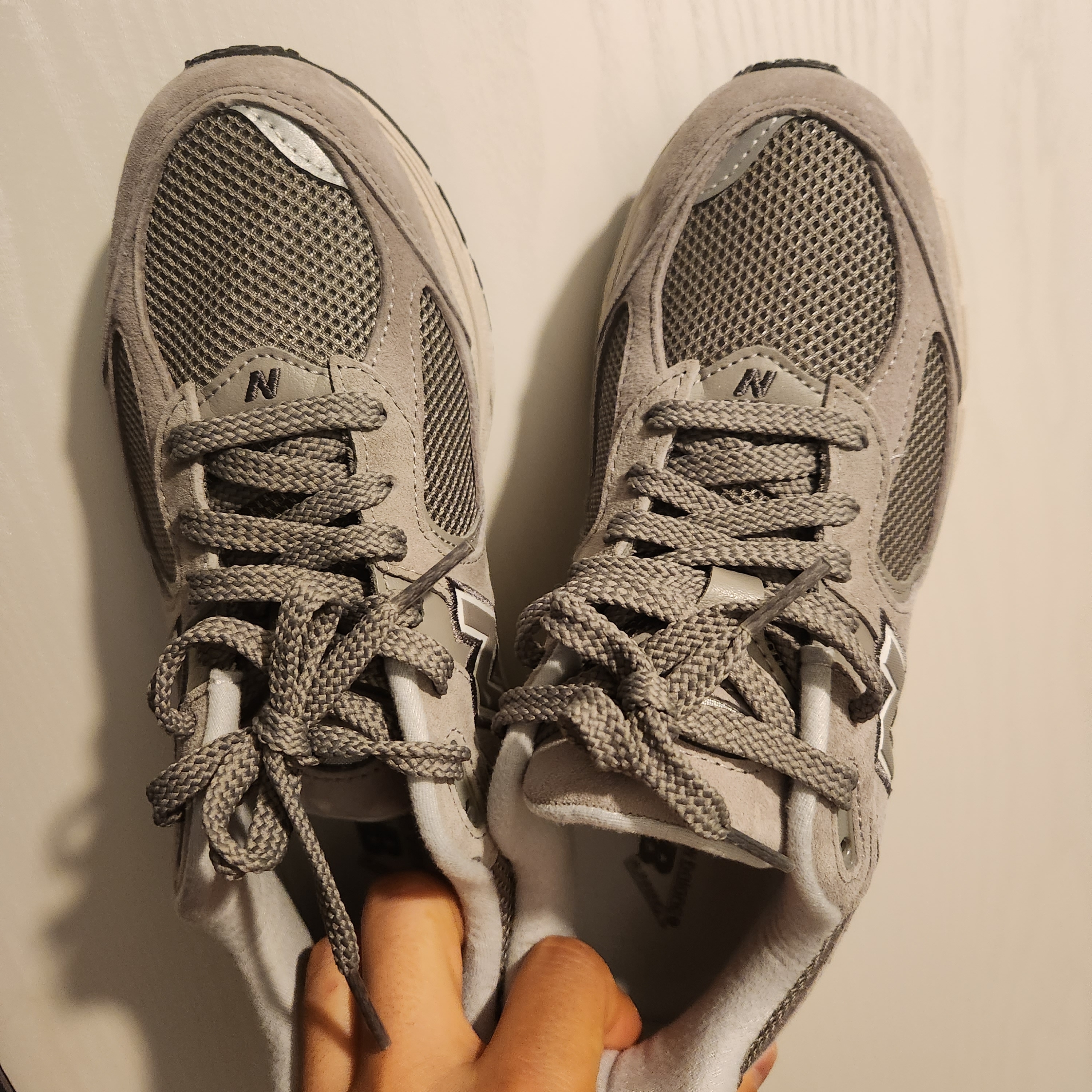 New Balance 2002R Grey 착용 스타일