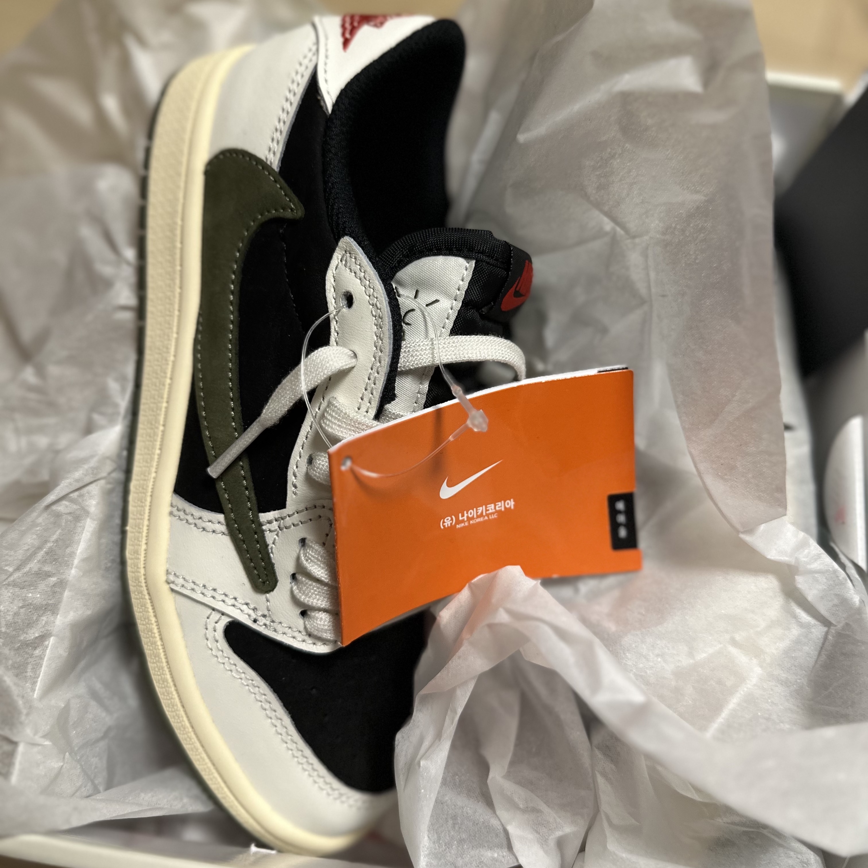(PS) Jordan 1 x Travis Scott Retro Low OG SP Medium Olive 착용 스타일 - 1
