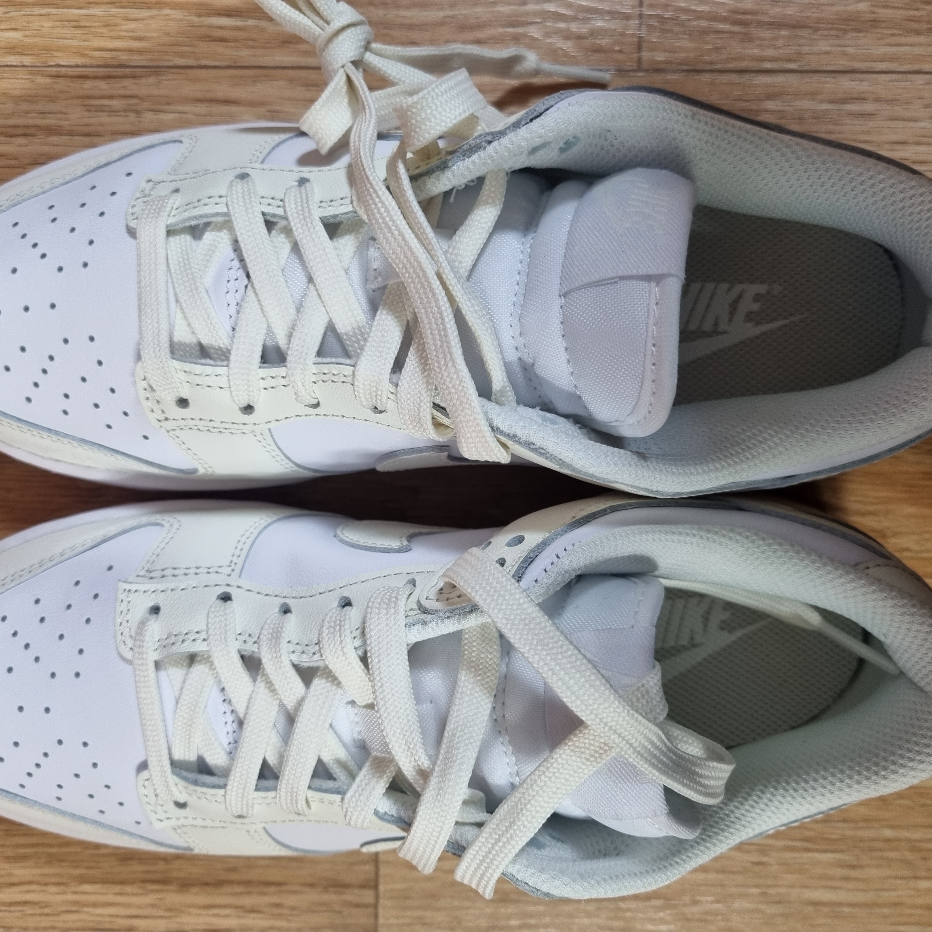 (W) Nike Dunk Low White and Sail 착용 스타일 - 2