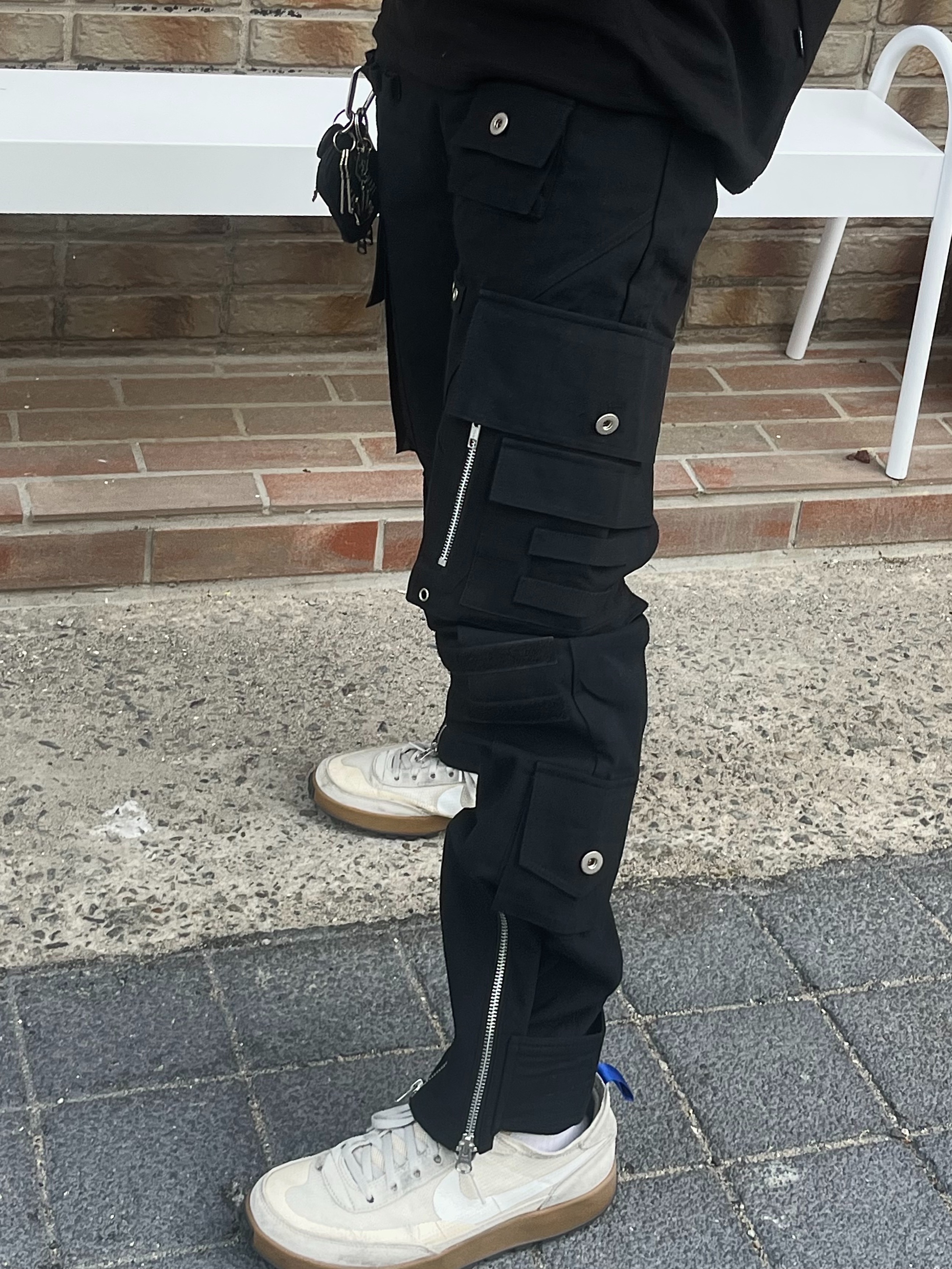 나이키 x 톰 삭스 제너럴 퍼포즈 슈 라이트 크림, 휴먼 메이드 밀리터리 카드 케이스 블랙 착용 스타일 - 3
