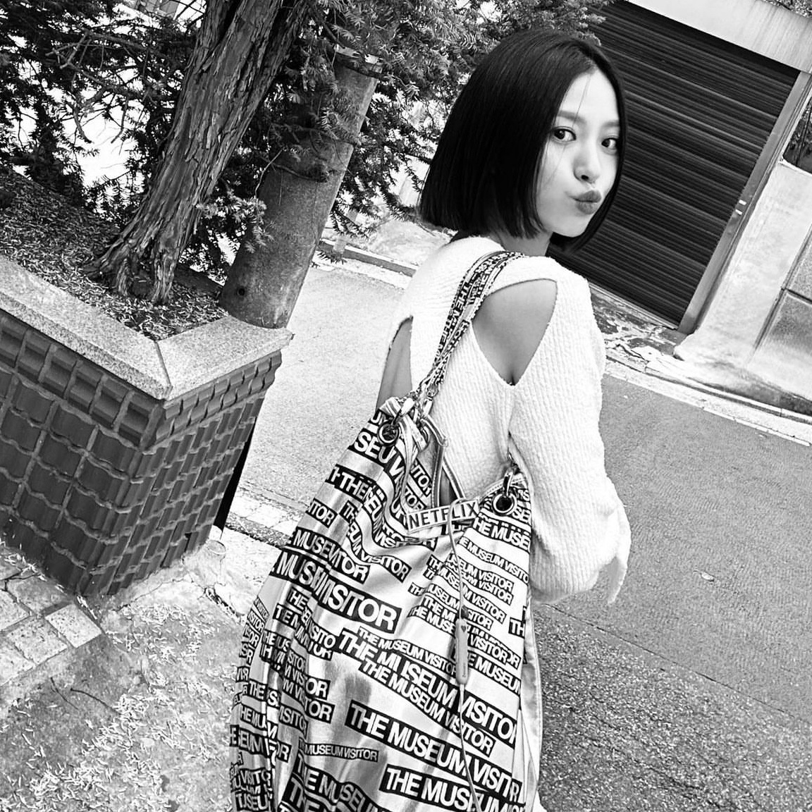 The Museum Visitor Logo Printed Totebag Silver - 23PS 착용 스타일 - 3