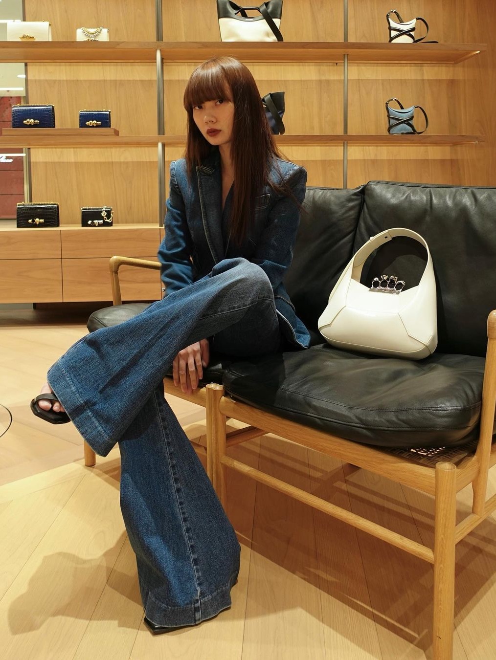 Alexander McQueen Jewelled Hobo Bag Ivory 착용 스타일