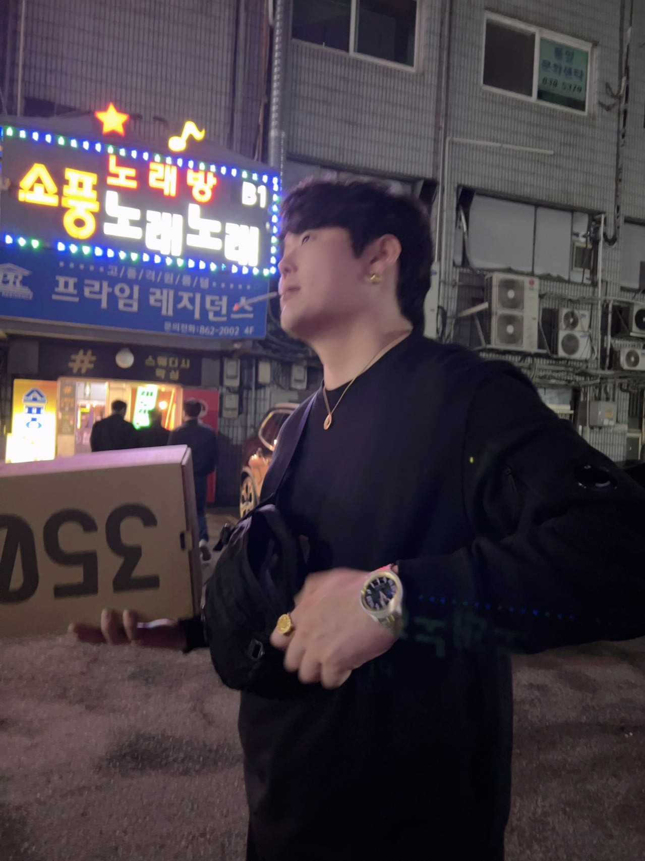 C.P. Company Diagonal Raised Fleece Sweatshirt Black - 22FW, C.P. Company Nylon B Crossbody Pack Black 착용 스타일 - 2