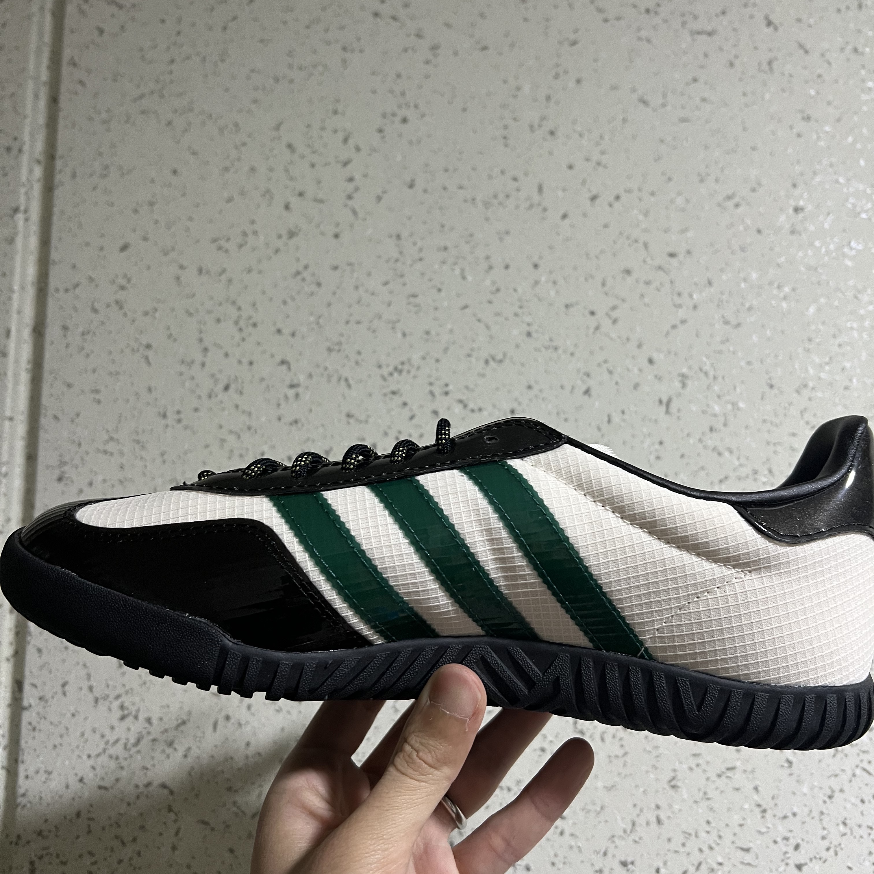 Adidas x Blondey McCoy A.B. Gazelle Indoor White Green 착용 스타일 - 2