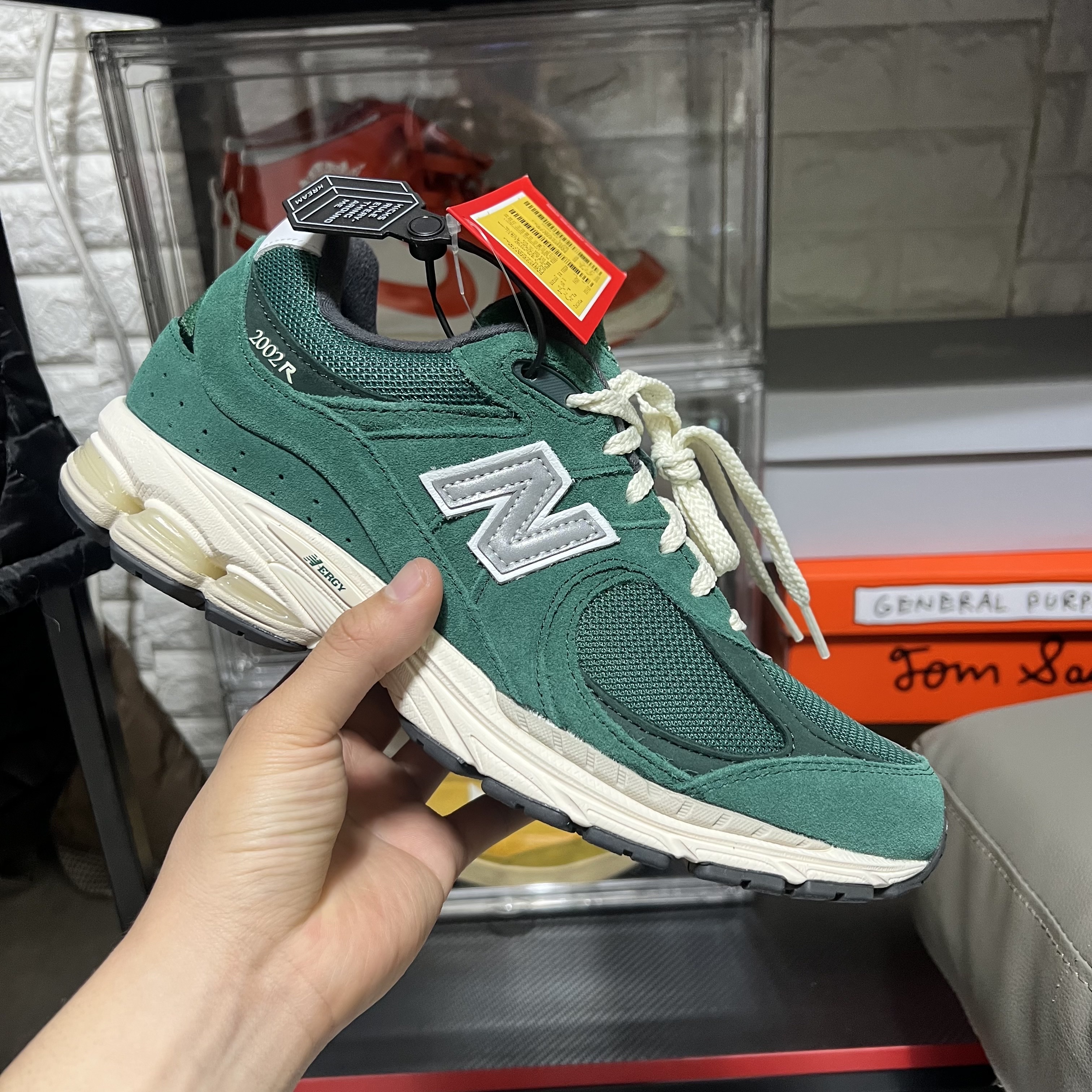 New Balance 2002R Nightwatch Green 착용 스타일 - 2