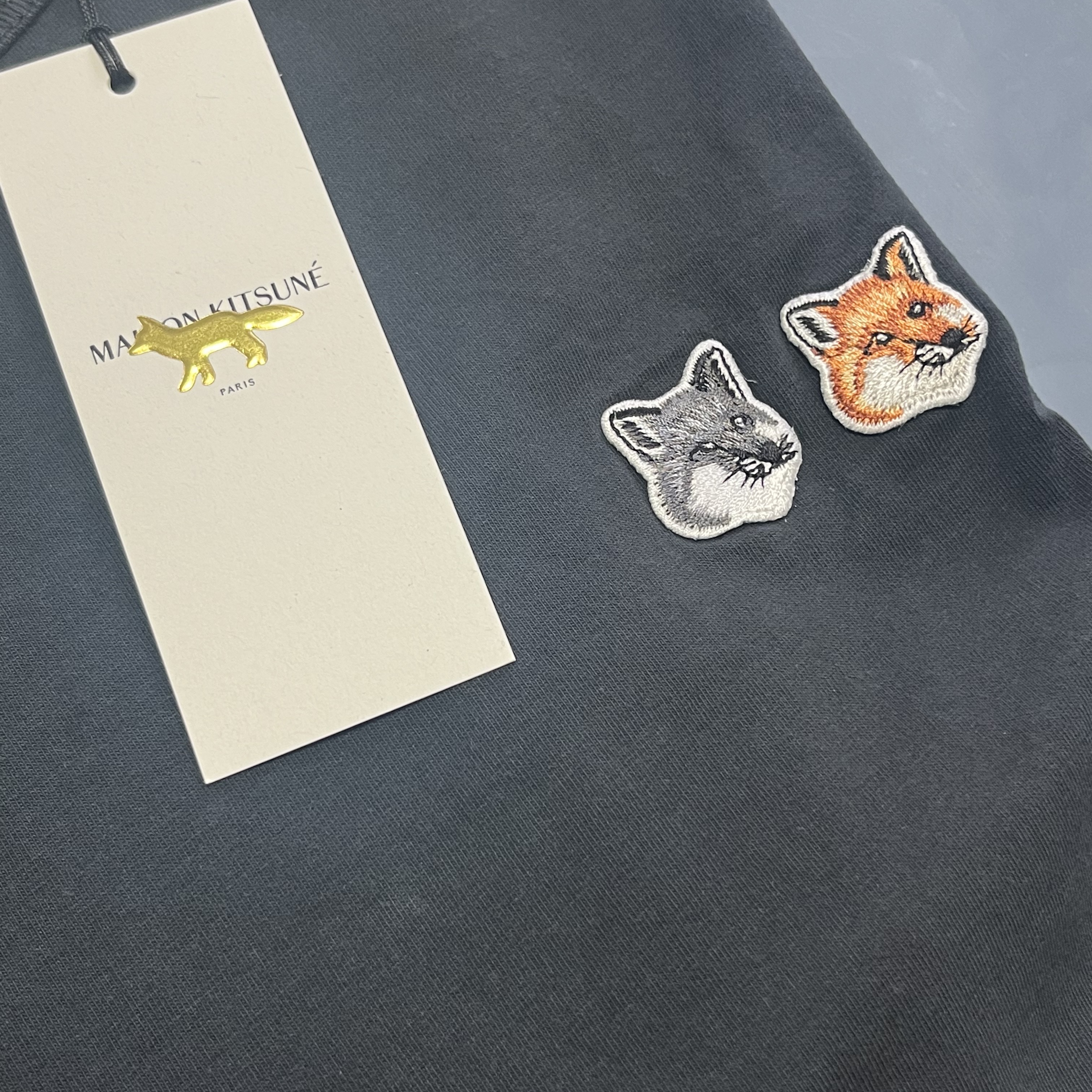 Maison Kitsune Double Fox Head Patch Classic T-Shirt Anthracite 착용 스타일