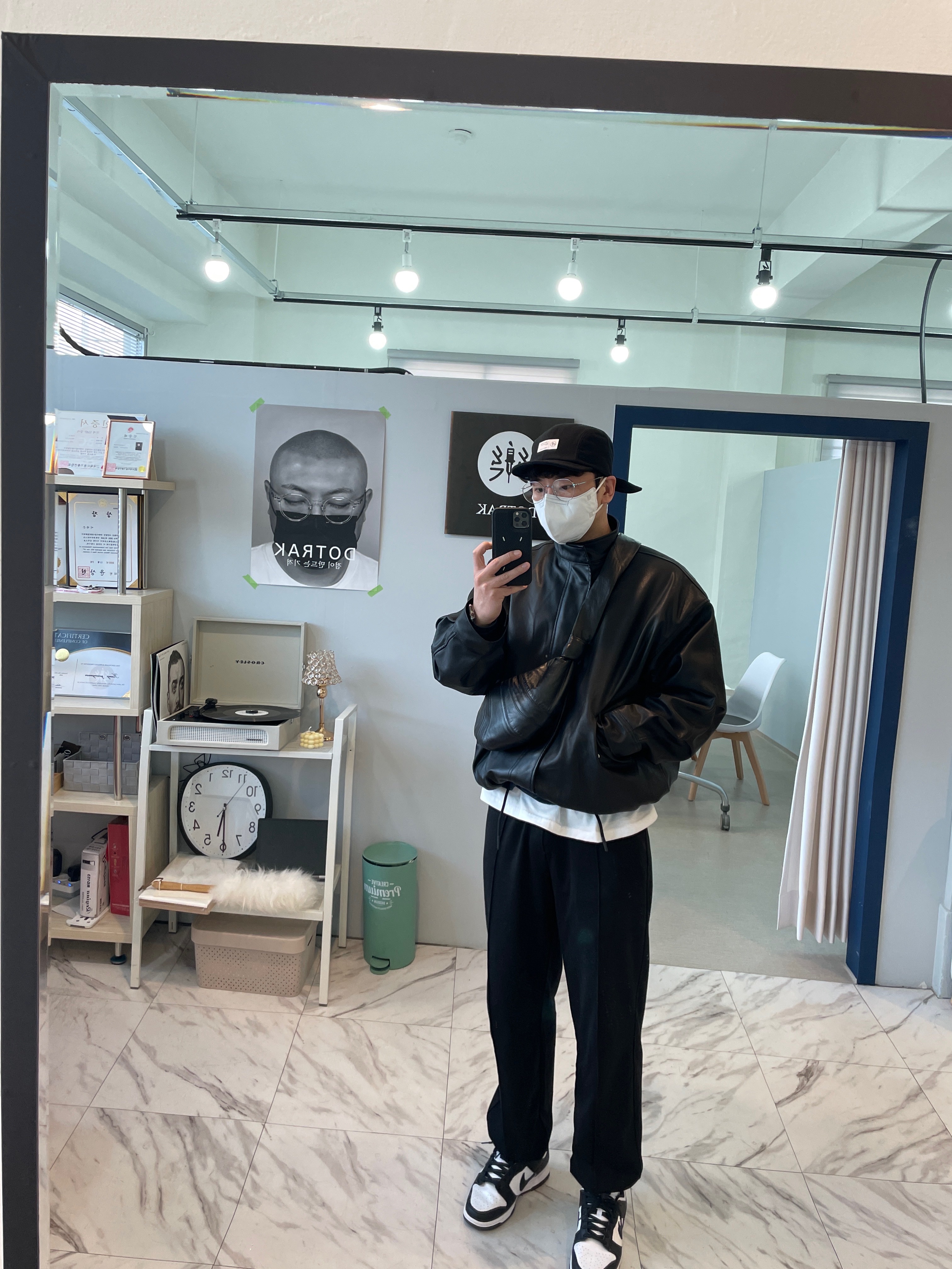 Maison Margiela Keyring Wallet Black, Lemaire Small Croissant Bag Soft Nappa Leather Black 착용 스타일 - 2