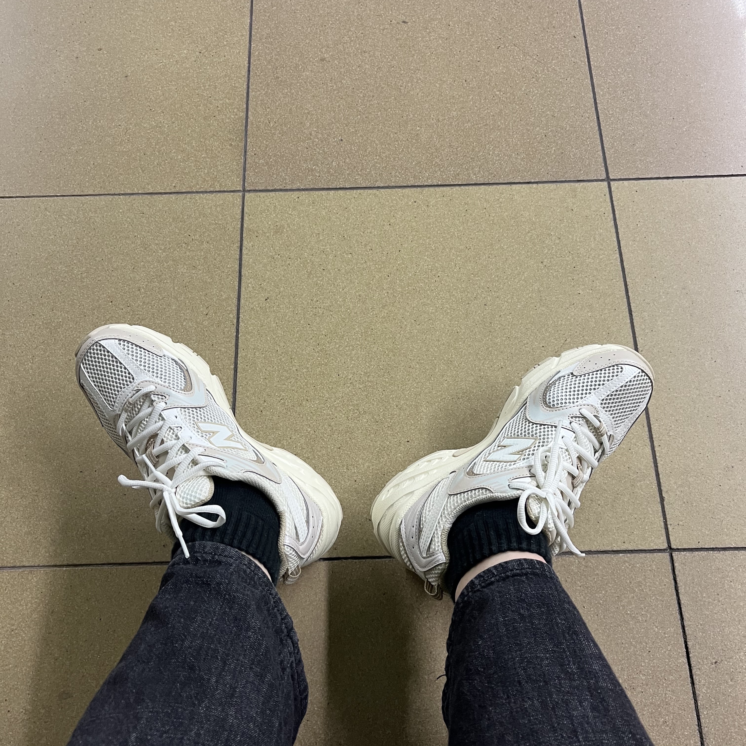 New Balance 530 Beige Angora 착용 스타일 - 2