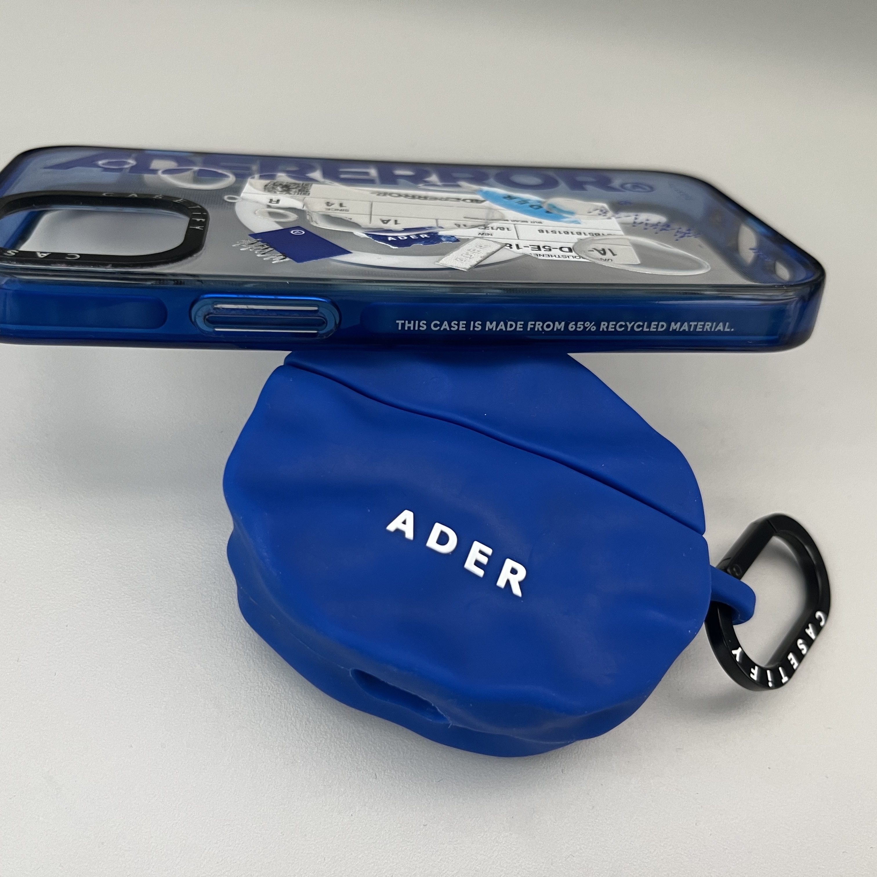 Casetify x Ader Error iPhone Sticker Magsafe Case Clear, Casetify x Ader Error Wavy Collectable AirPods Pro 1st/2nd gen Case Blue 착용 스타일 - 2