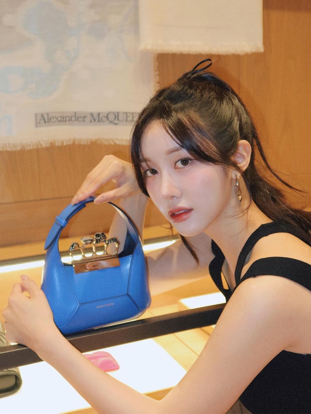 Alexander McQueen The Jewelled Hobo Mini Bag in Galactic Blue 착용 스타일