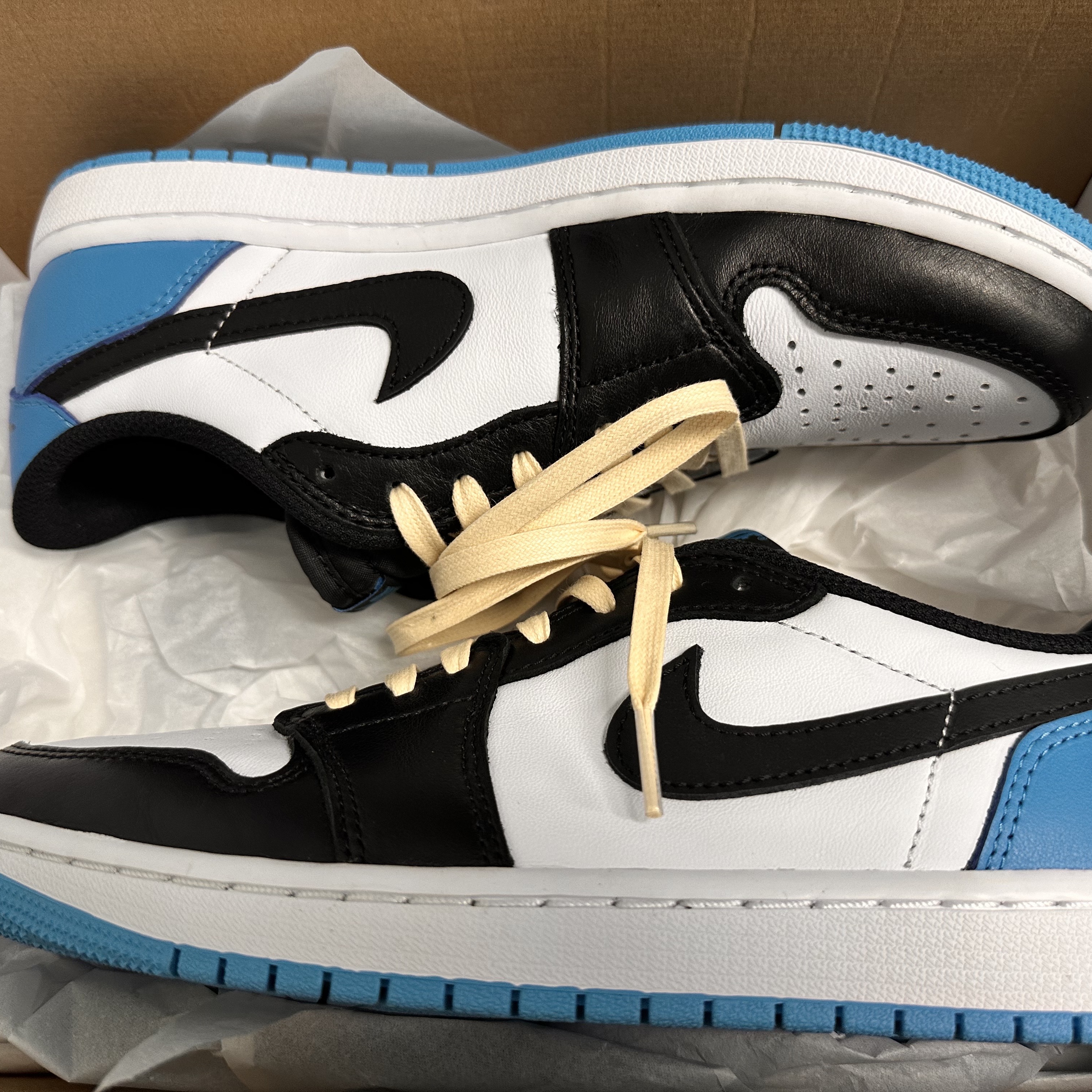 Jordan 1 Retro Low OG Black and Dark Powder Blue 착용 스타일