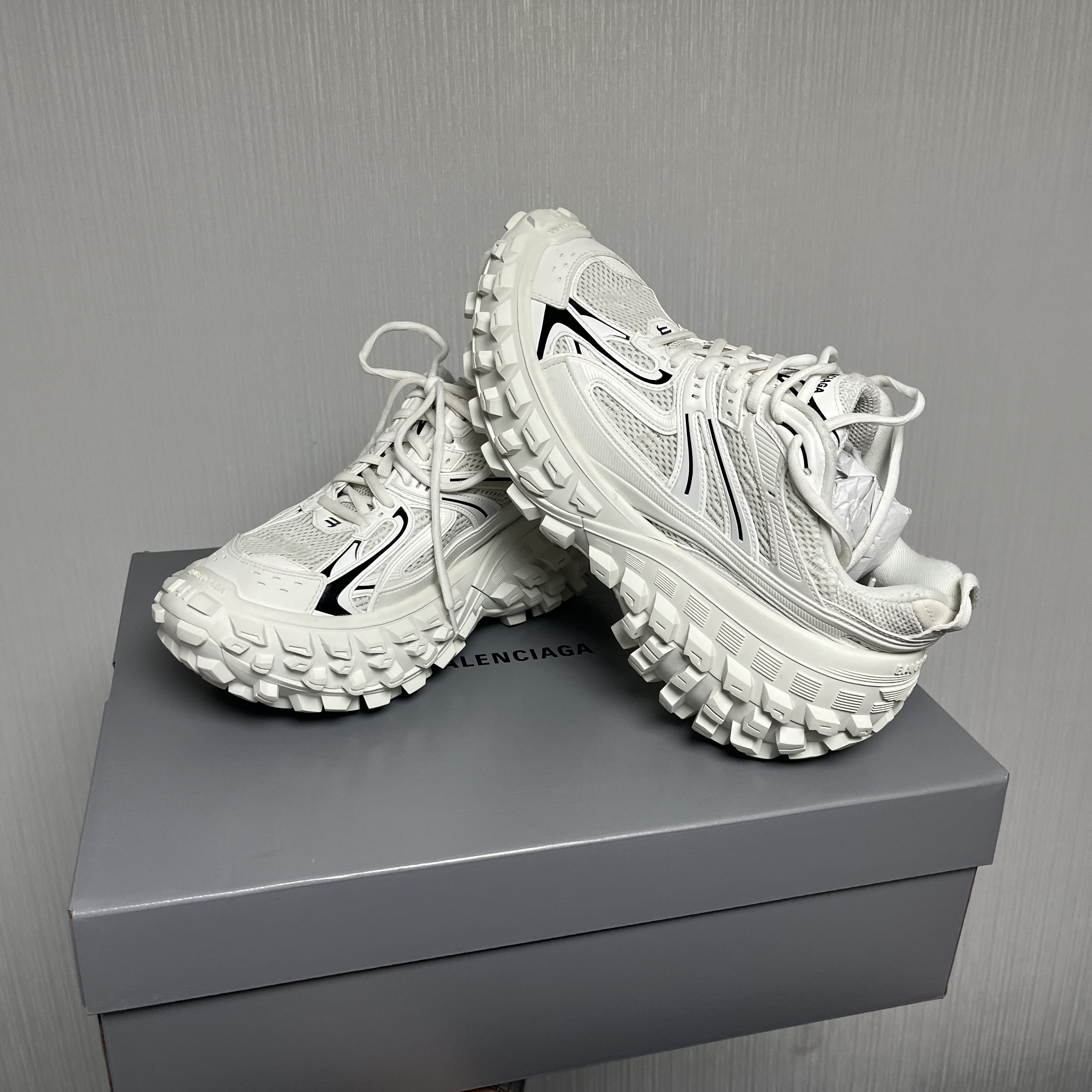 Balenciaga Defender Sneakers Light Beige 착용 스타일