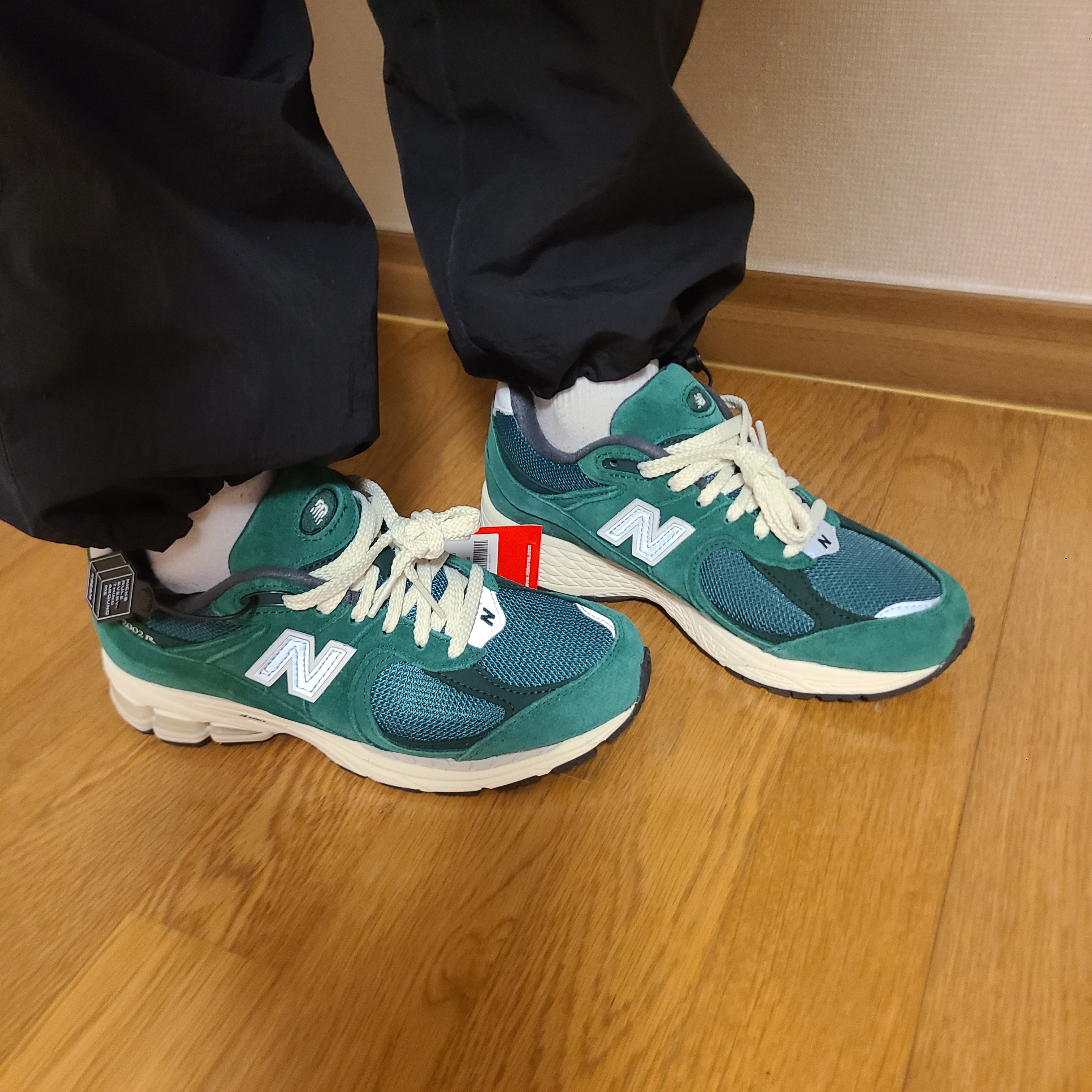 New Balance 2002R Nightwatch Green 착용 스타일