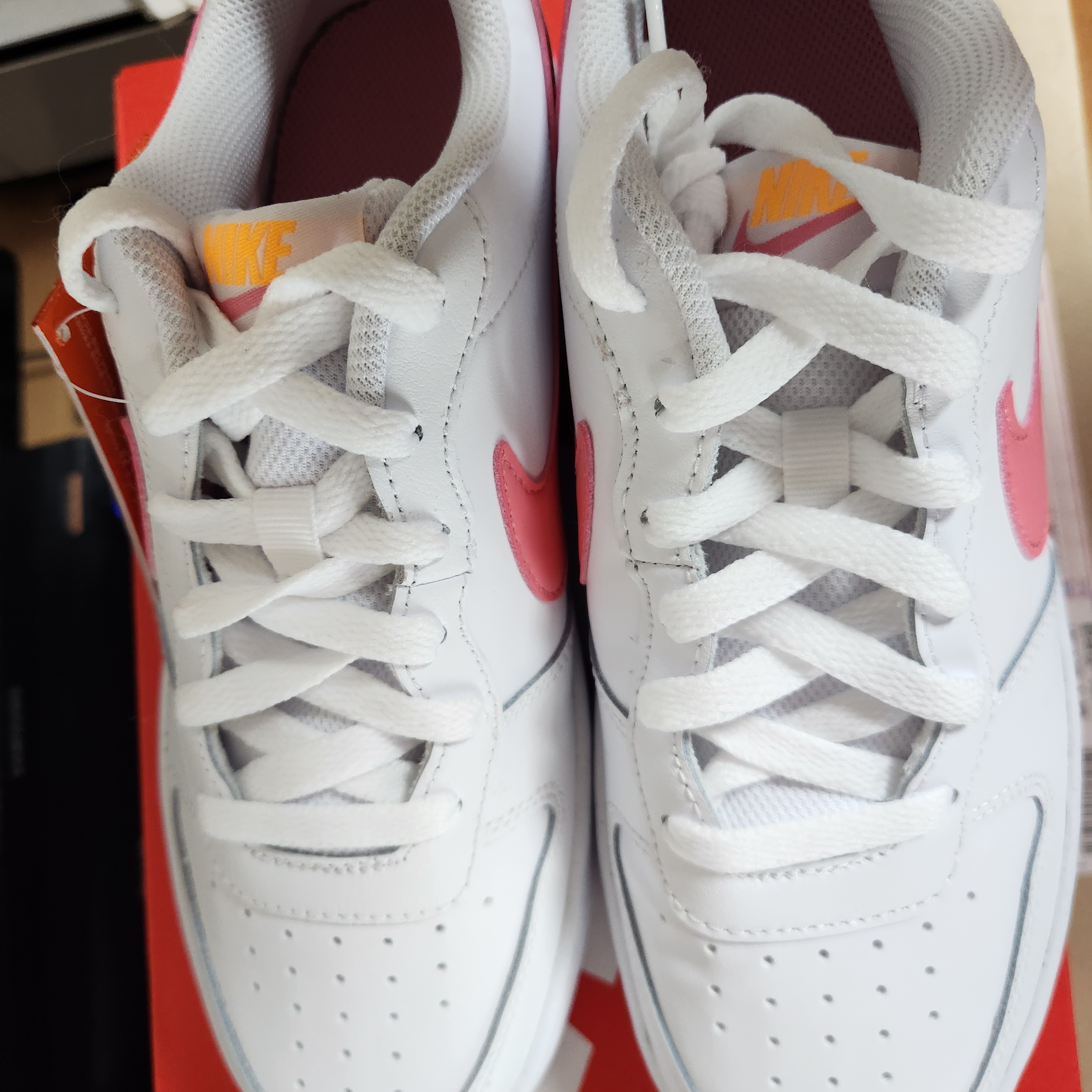 (GS) Nike Court Borough Low 2 SE White Coral Chalk 착용 스타일 - 3