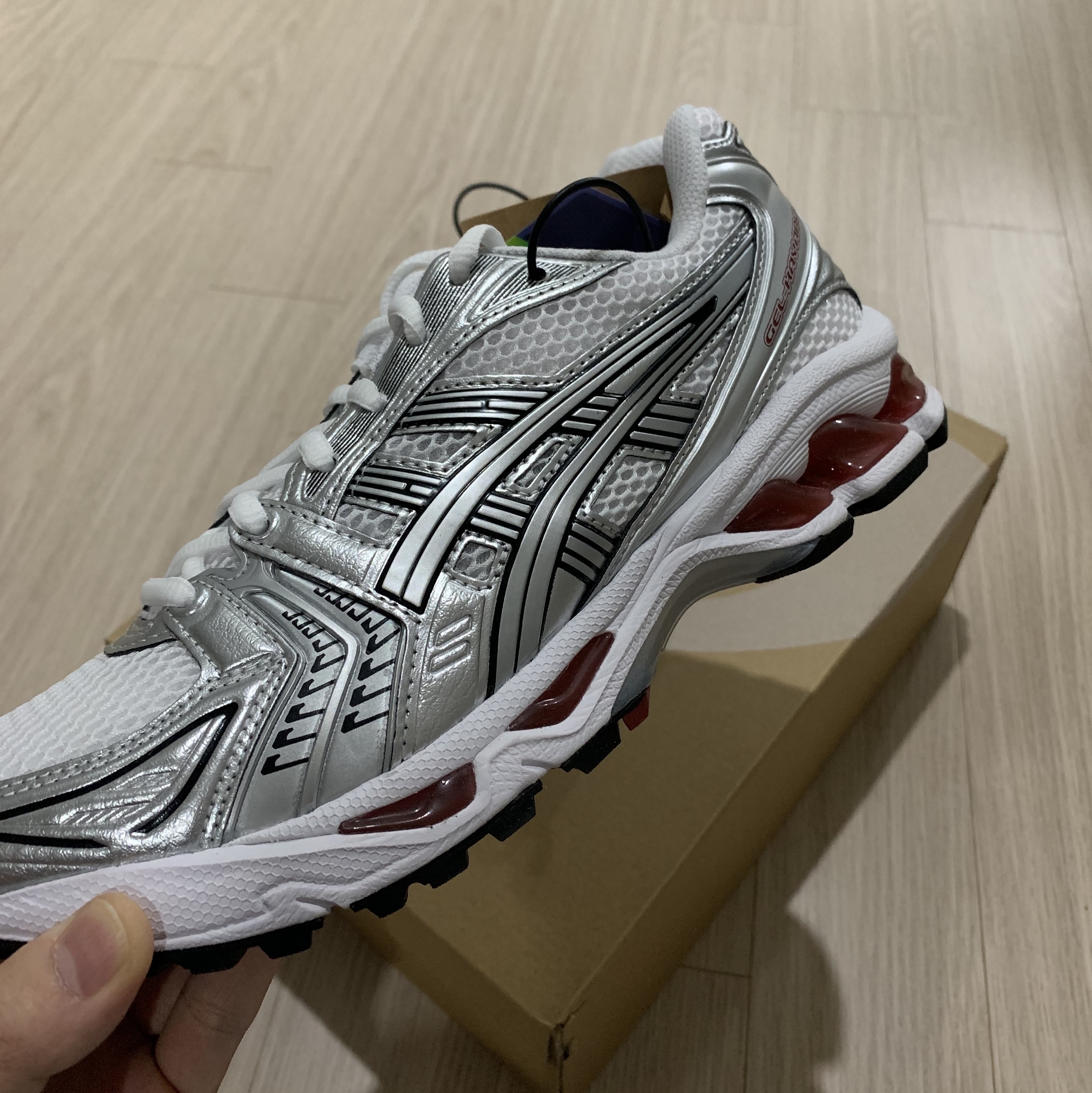 Asics Gel-Kayano 14 White Pure Silver Red 착용 스타일 - 2