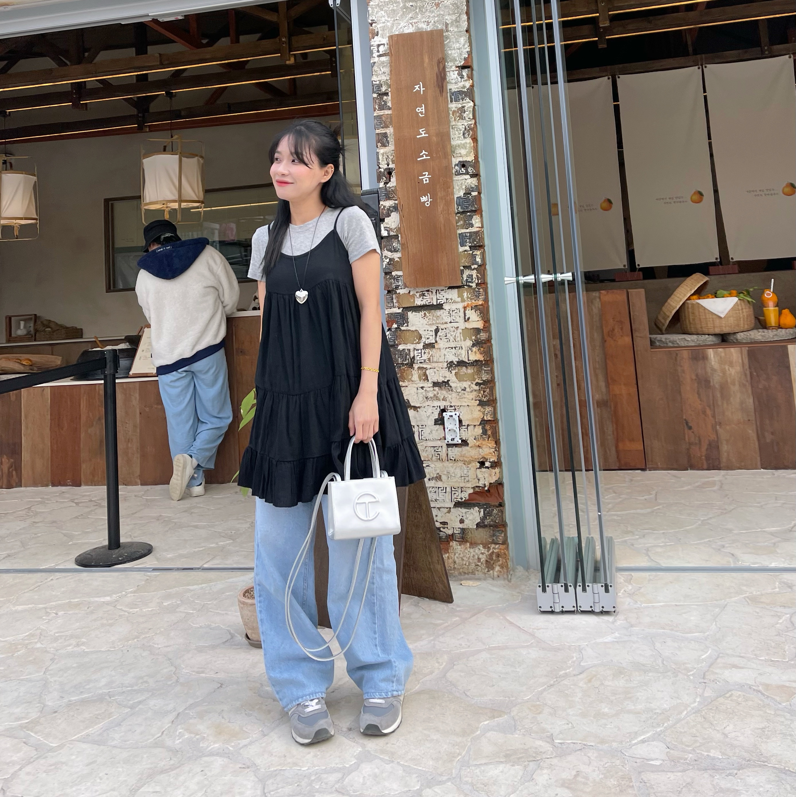 Telfar Small Shopping Bag Silver 착용 스타일 - 1