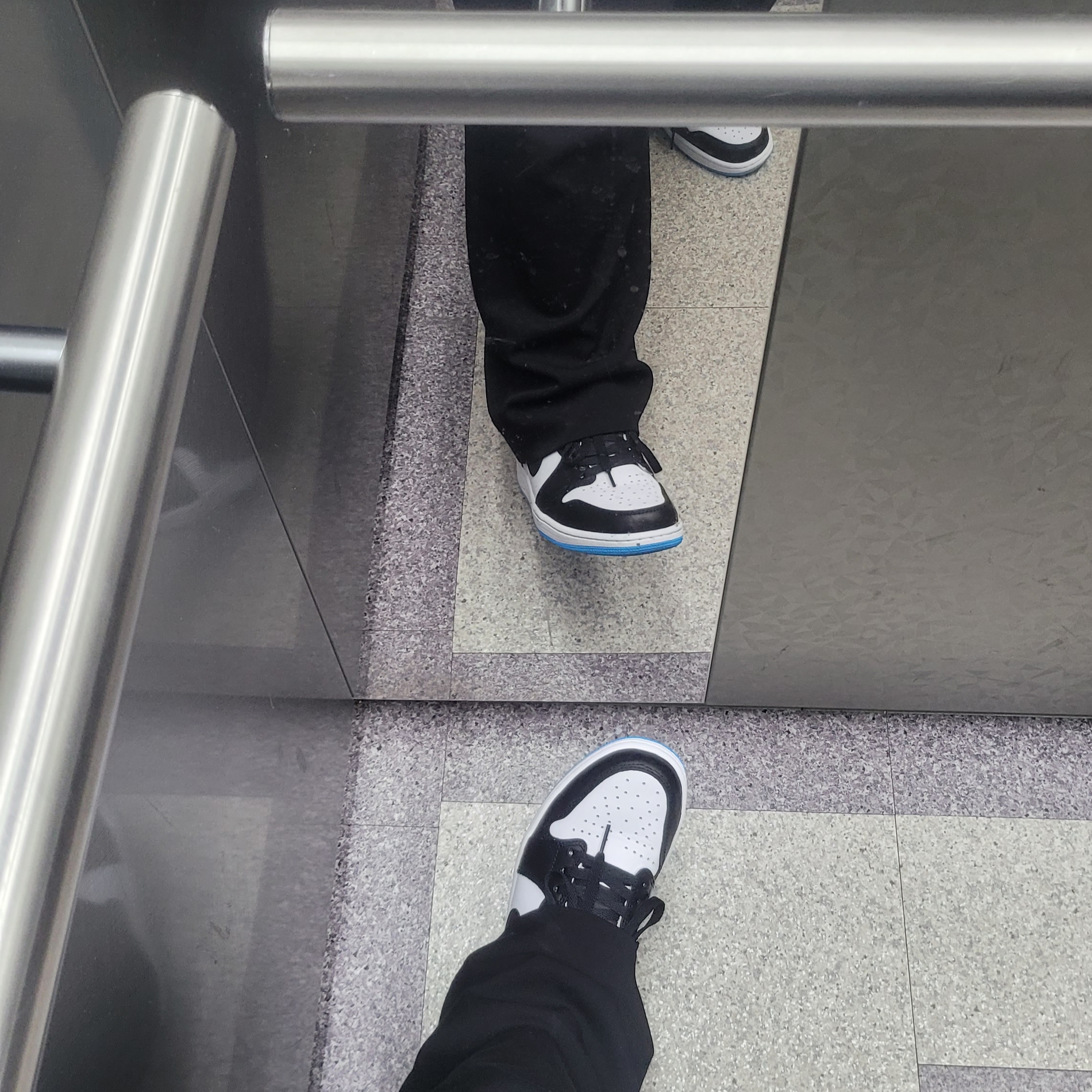 Jordan 1 Retro Low OG Black and Dark Powder Blue 착용 스타일 - 1