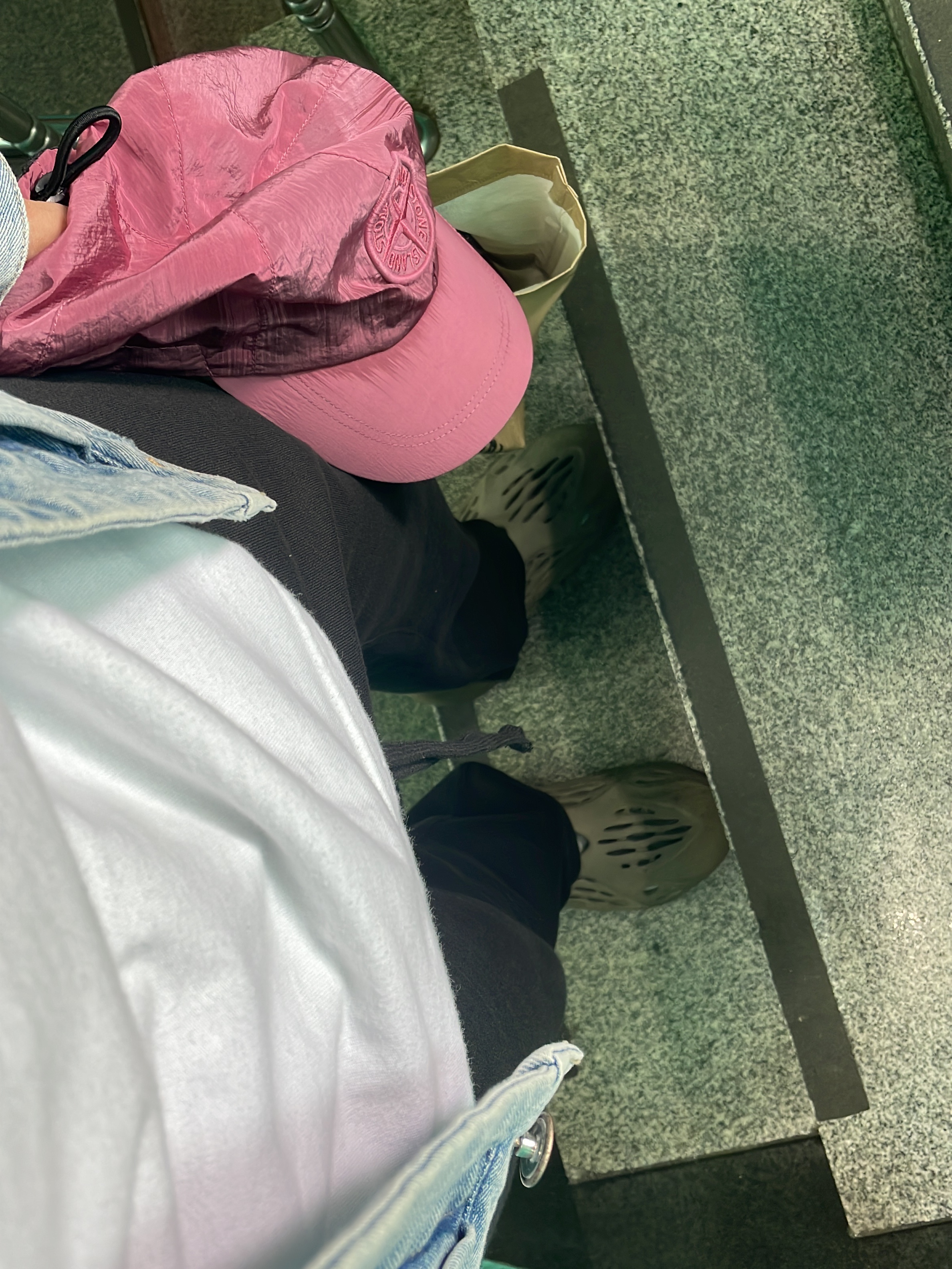 Essentials The Core Collection Relaxed Sweatpants Stretch Limo, Adidas Yeezy Foam RNNR Stone Sage 착용 스타일