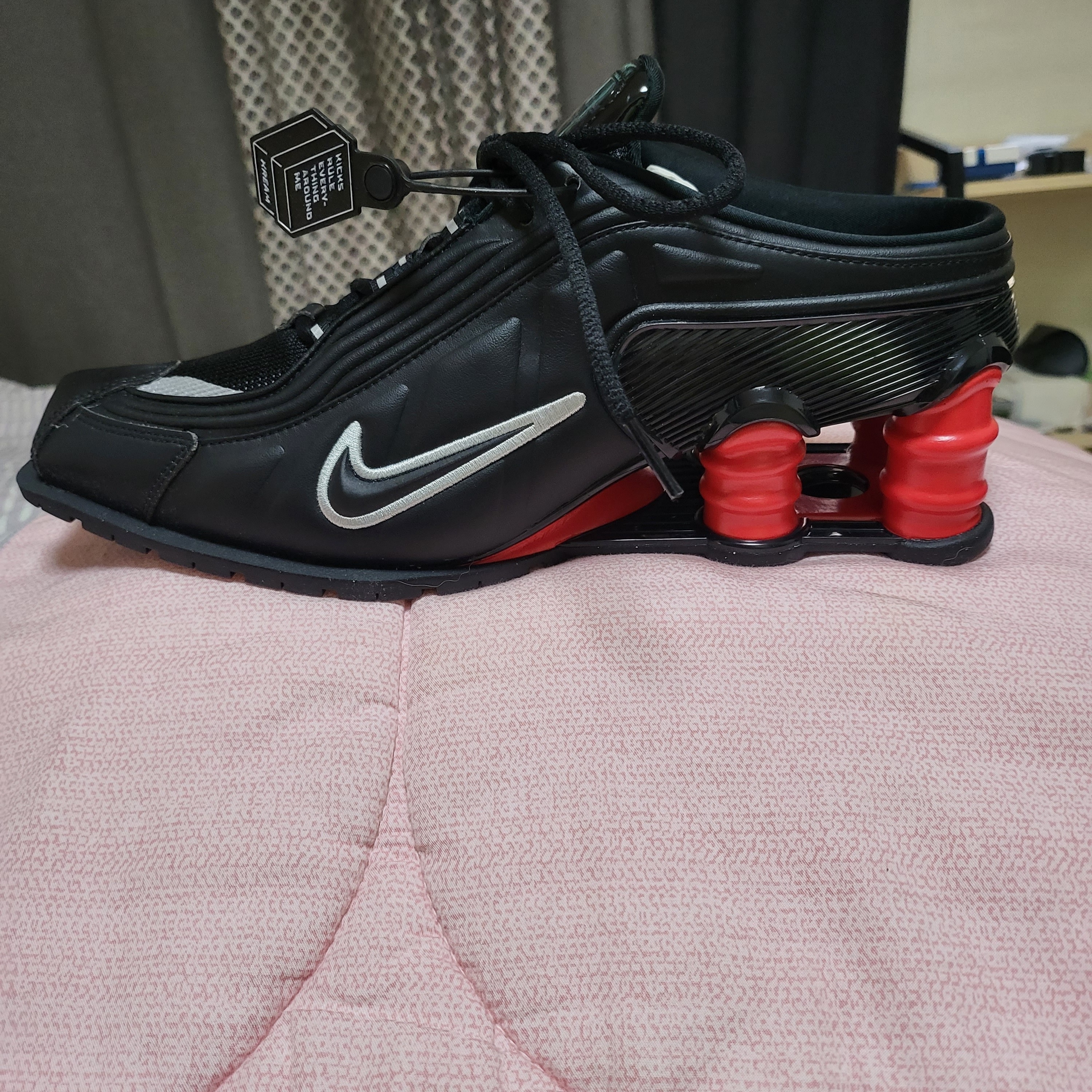 Nike x Martine Rose Shox MR4 Black 착용 스타일 - 1