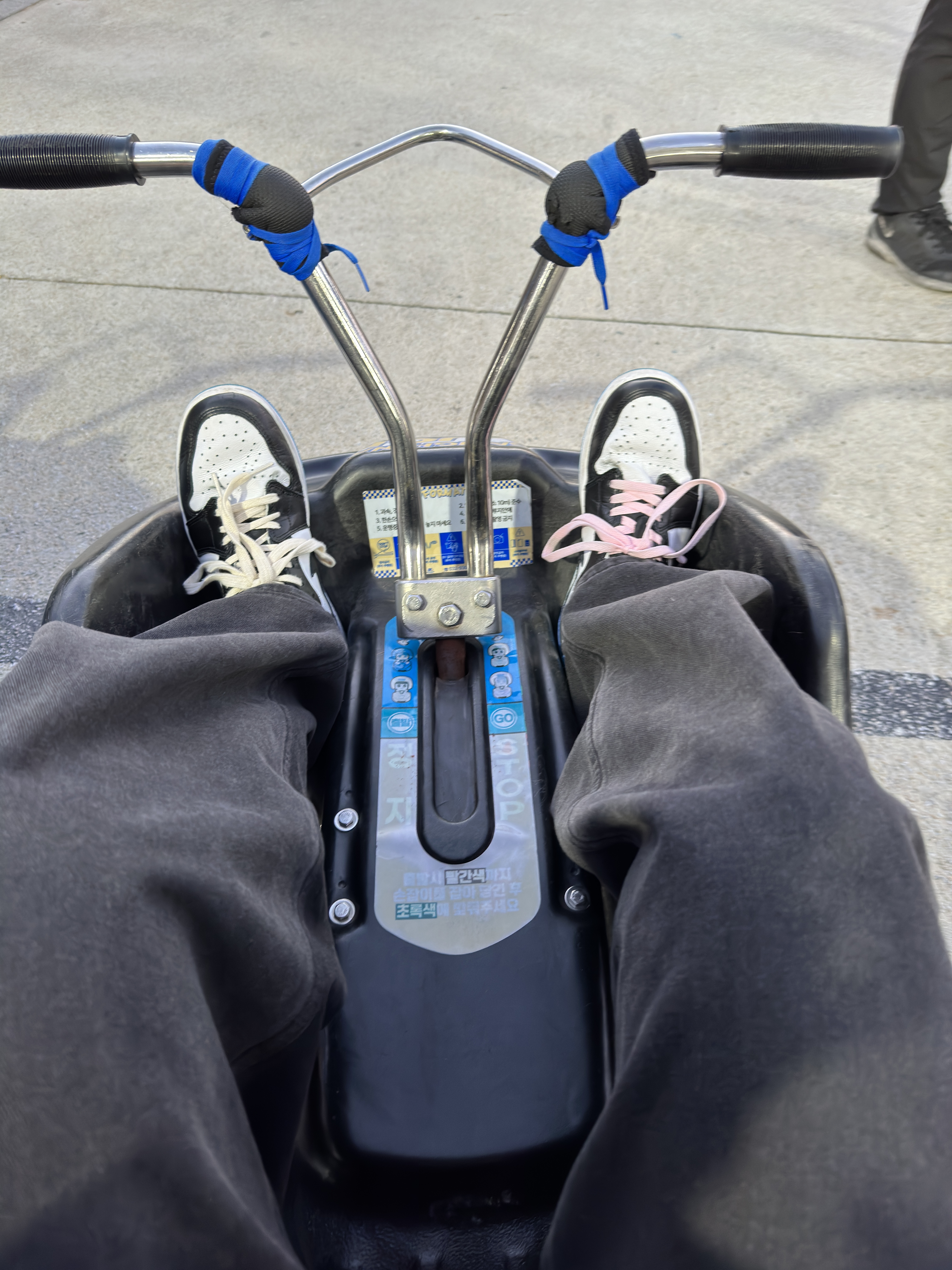 Jordan 1 Retro Low OG Black and Dark Powder Blue 착용 스타일