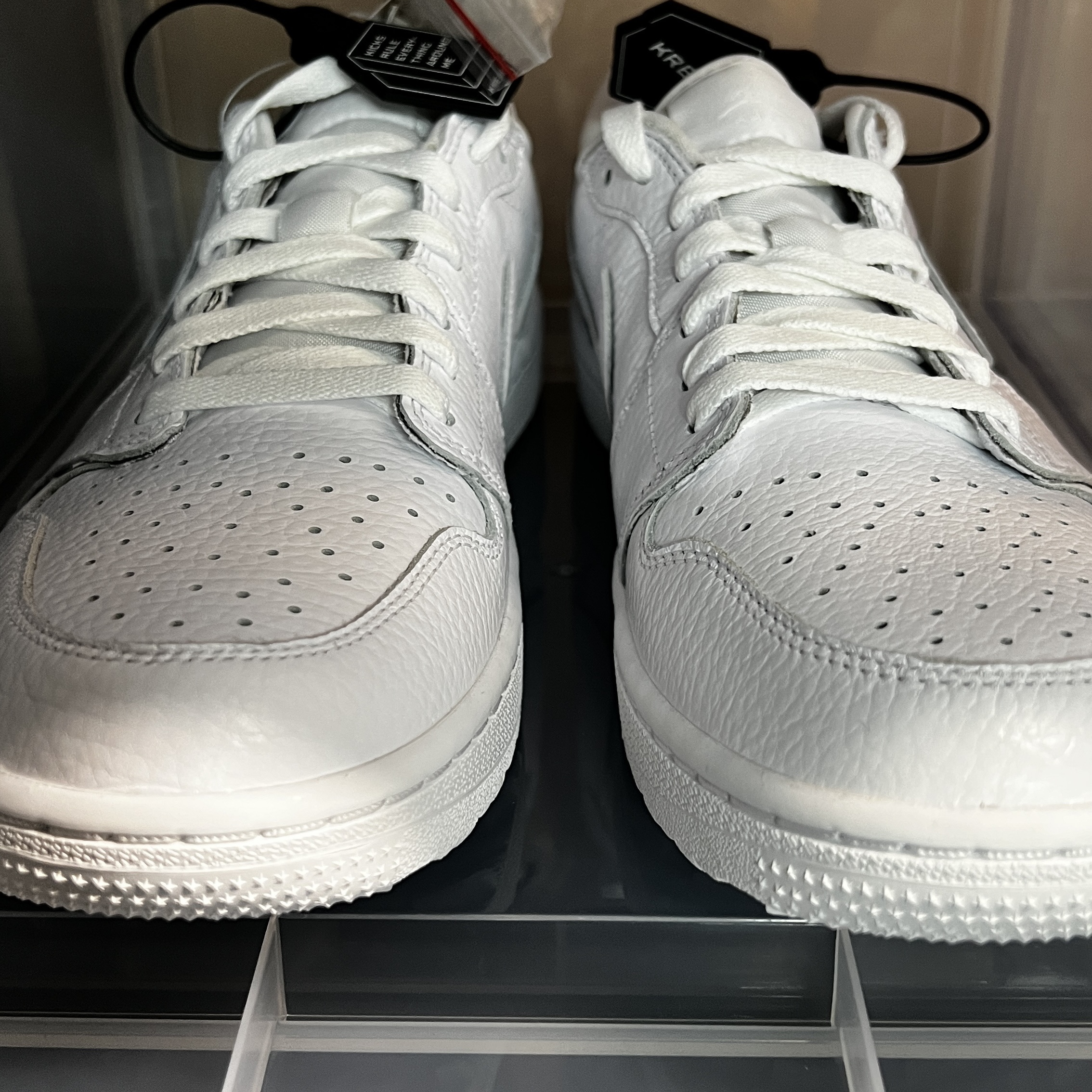 Jordan 1 Low Golf Triple White 착용 스타일 - 1