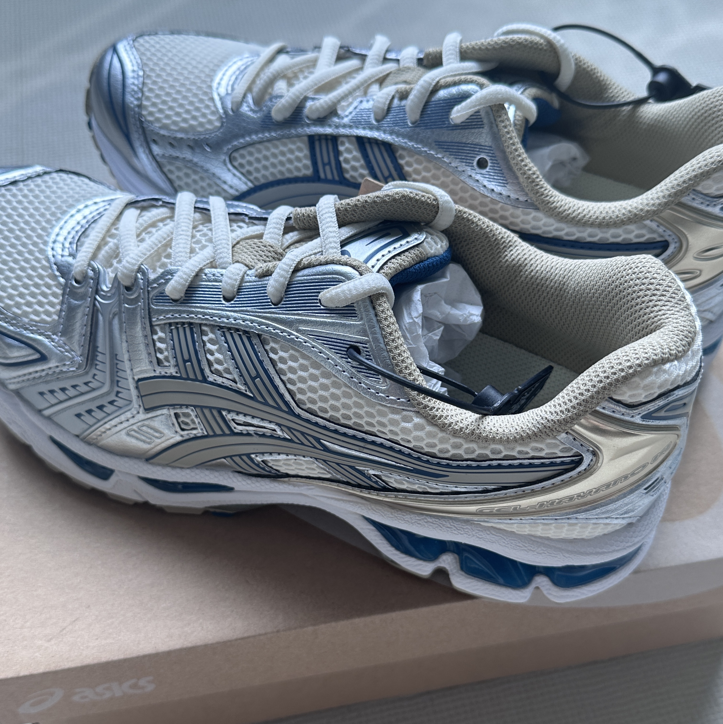 Asics Gel-Kayano 14 Cream Pure Silver 착용 스타일 - 2