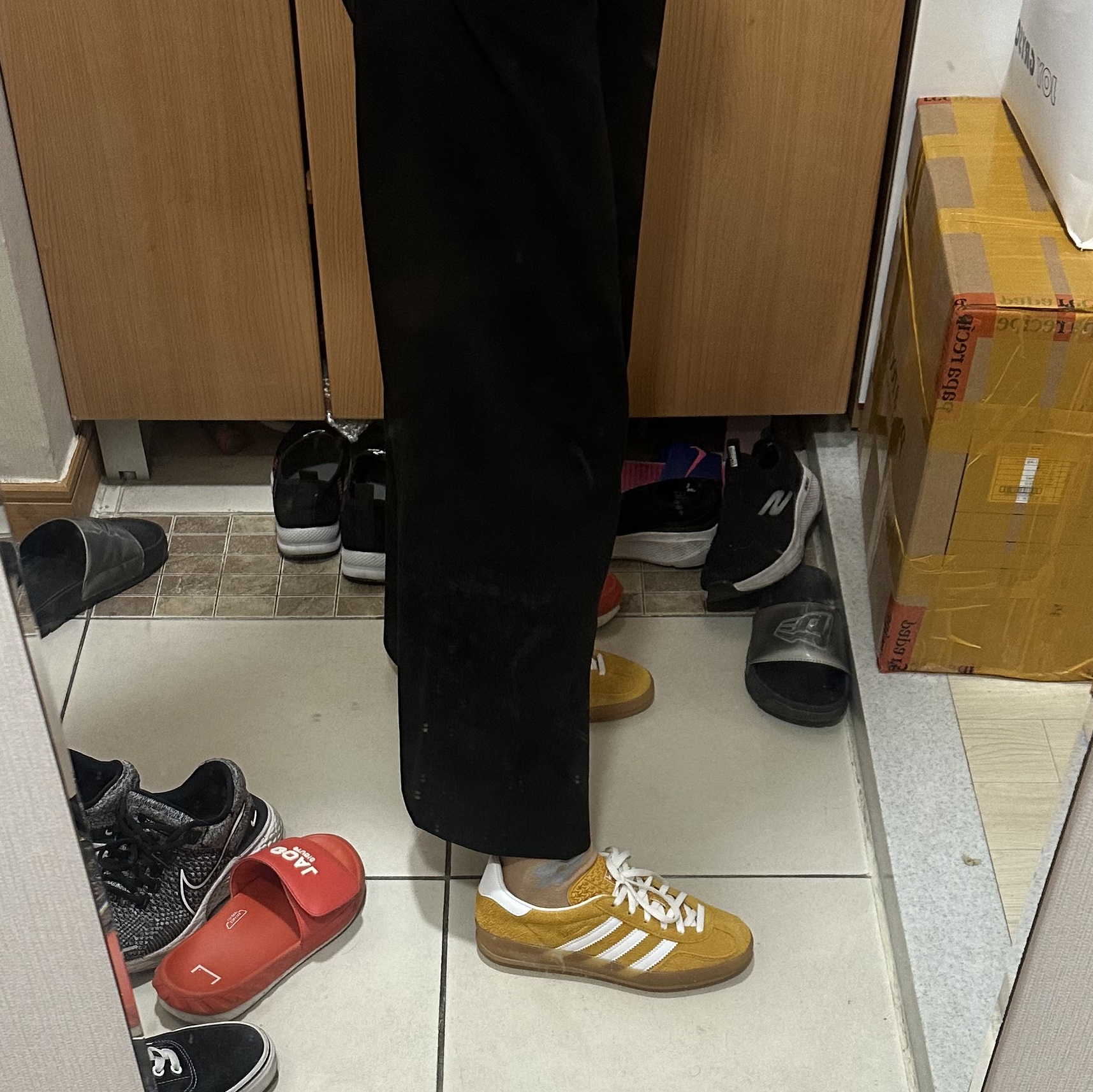 (W) Adidas Gazelle Indoor Orange Peel Cloud White 착용 스타일