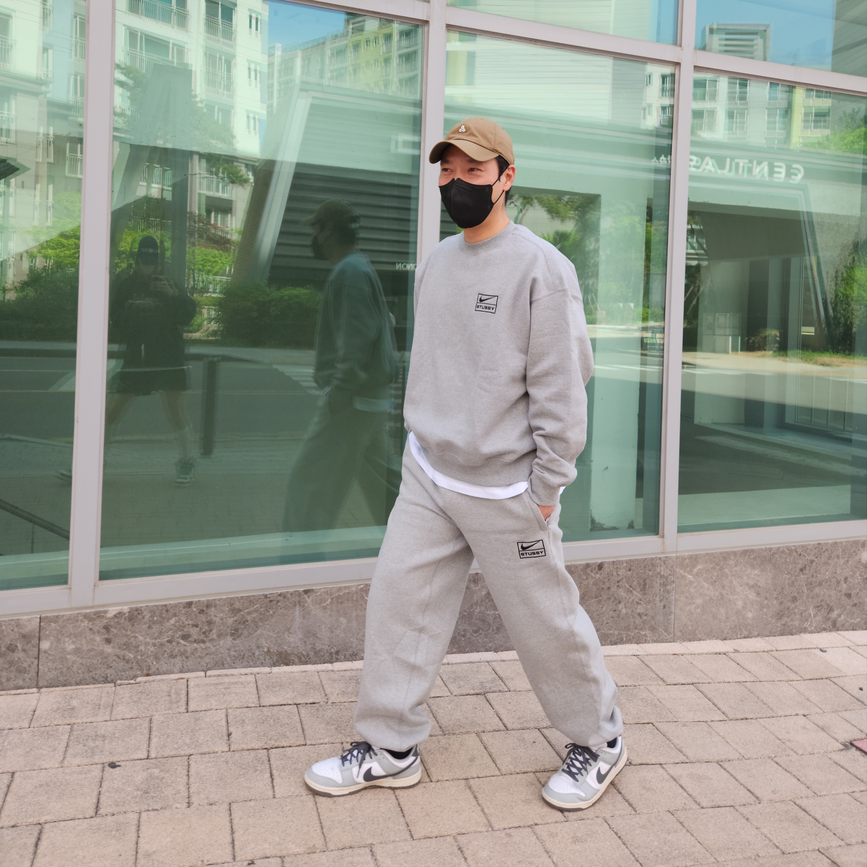 Nike x Stussy NRG Fleece Crewneck Dark Grey Heather (DO9337-063), Nike x Stussy NRG Fleece Pants Dark Grey Heather (DO9340-063) 착용 스타일 - 1