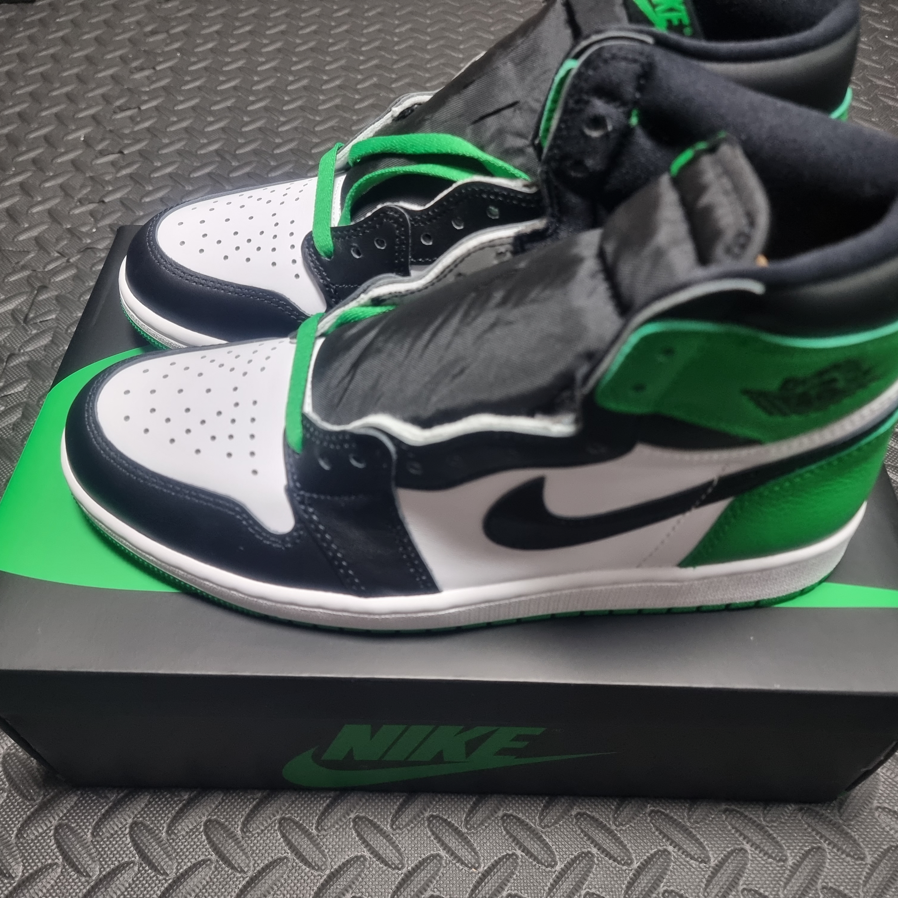 Jordan 1 Retro High OG Black and Lucky Green 착용 스타일