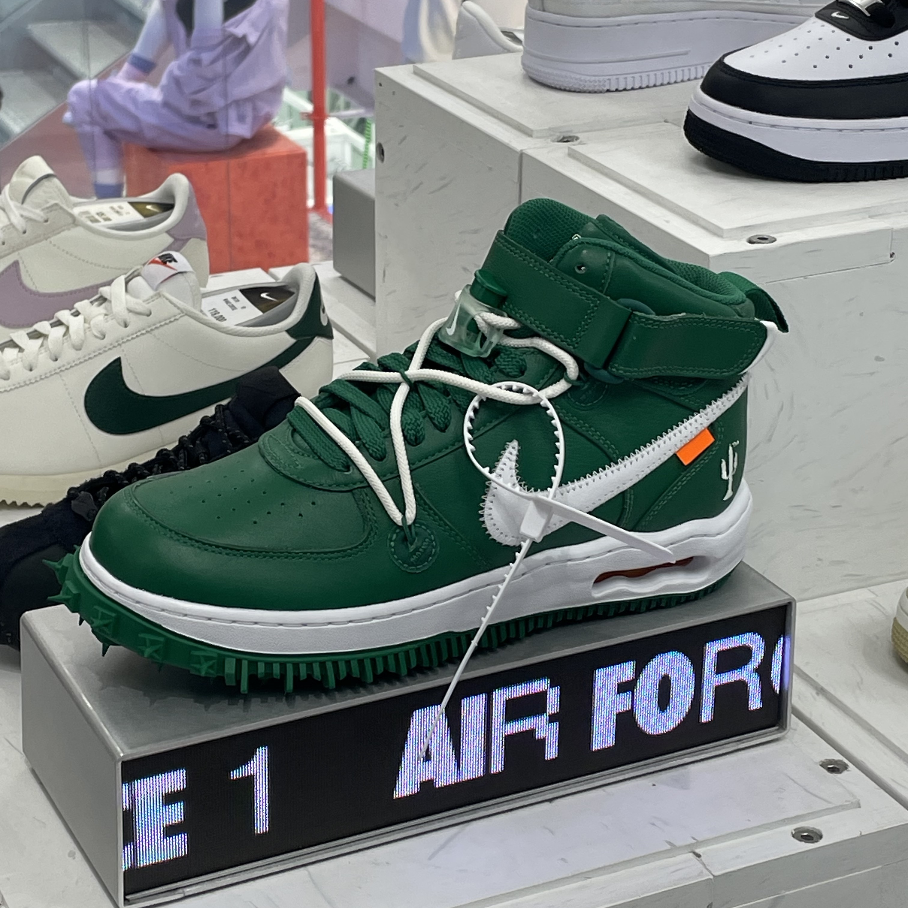 Nike x Off-White Air Force 1 Mid SP Leather Pine Green 착용 스타일