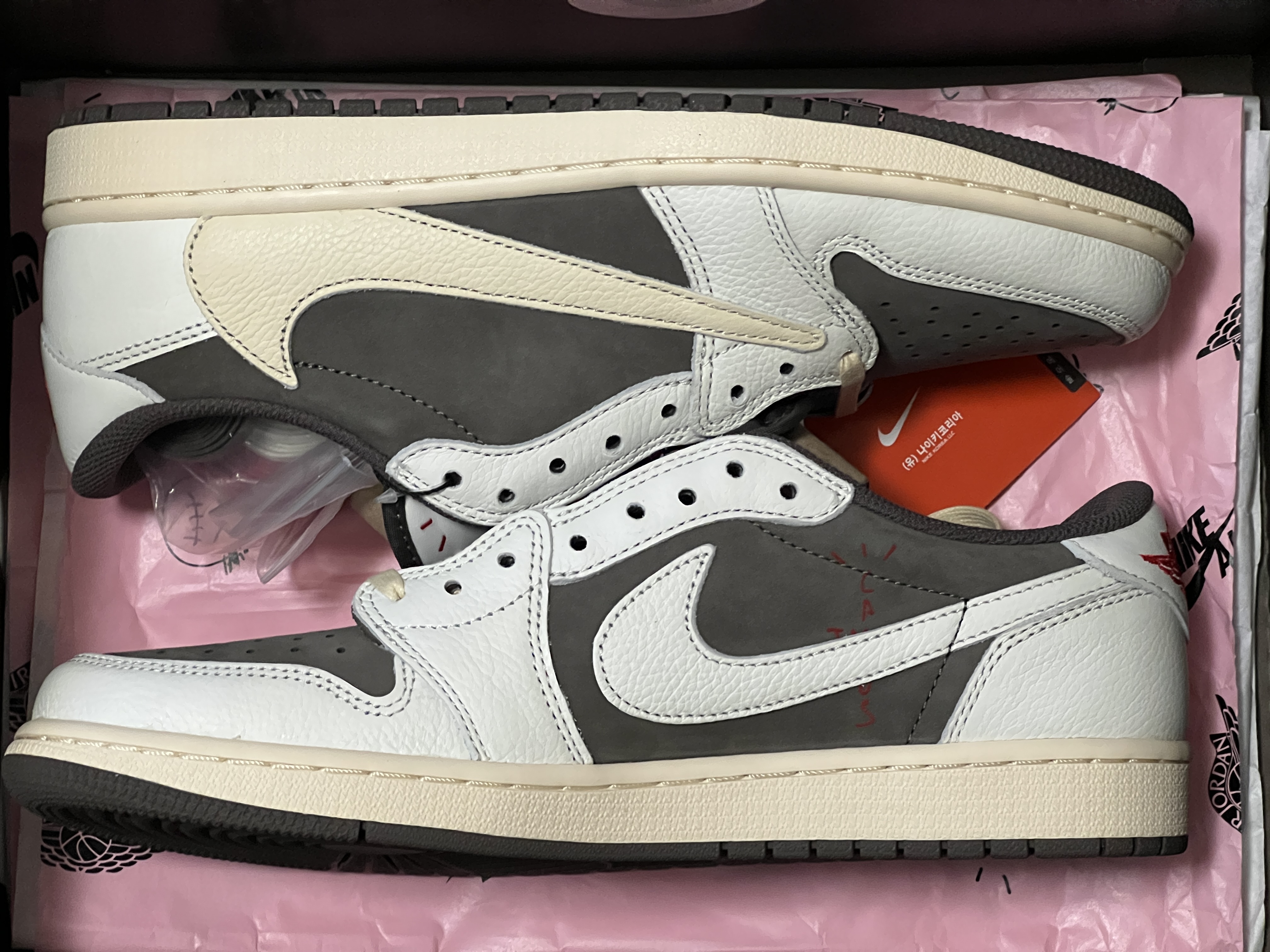 Jordan 1 x Travis Scott Retro Low OG SP Sail and Ridgerock 착용 스타일
