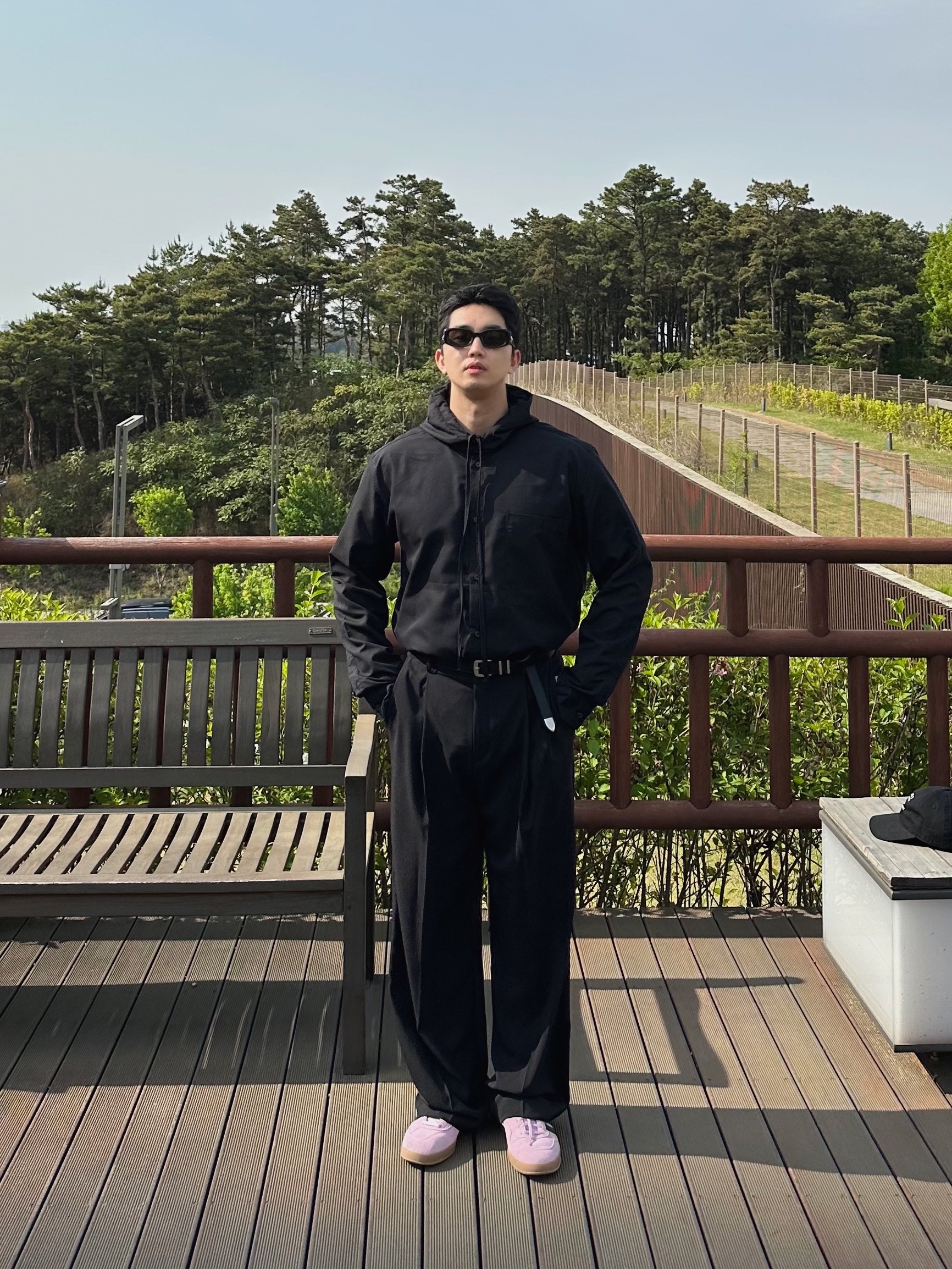 아디다스 x 마크 곤잘레스 알로하 슈퍼 라이트 오키드 코어 블랙 착용 스타일 - 2