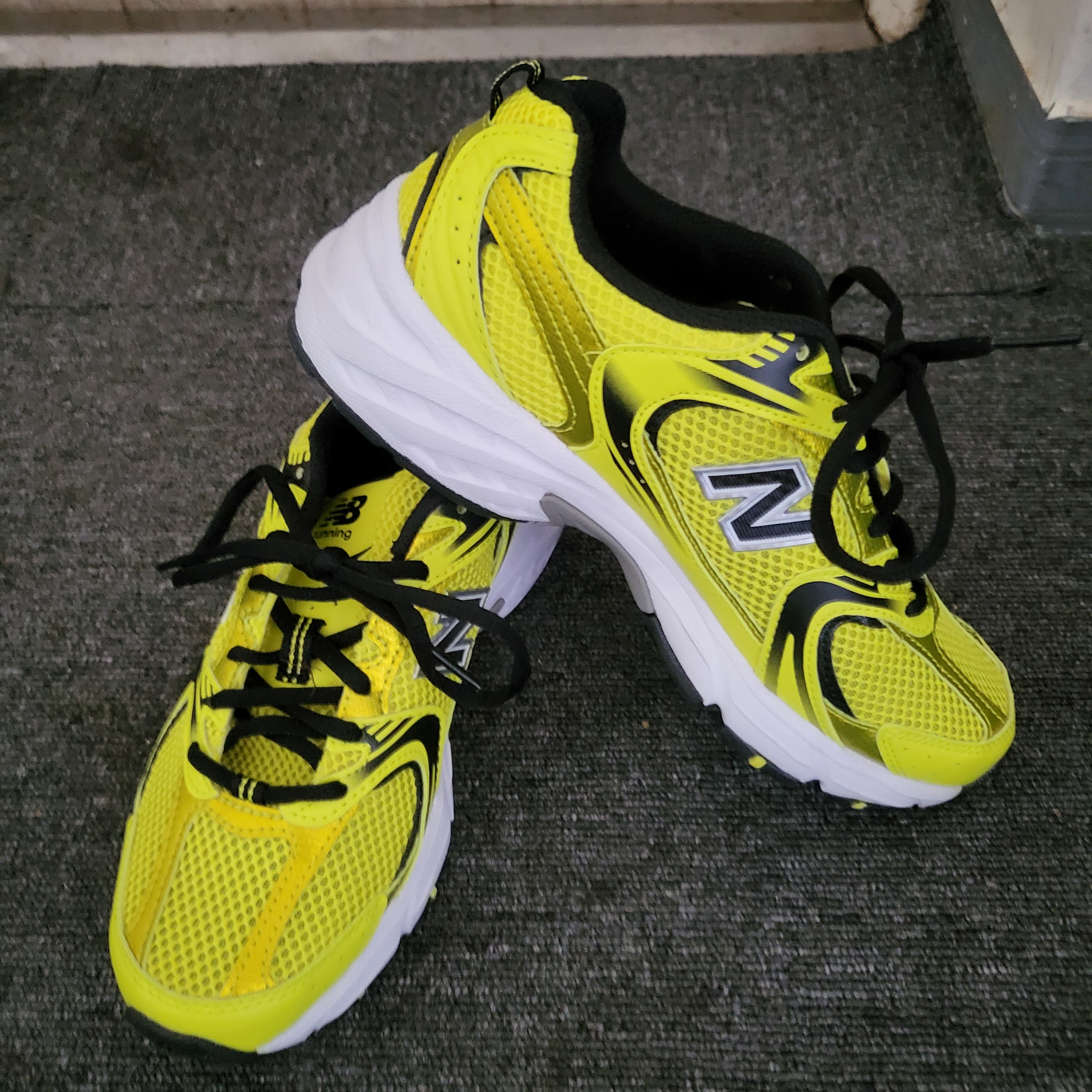 New Balance 530 Yellow 착용 스타일